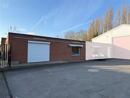 Multifunctionele ruimte van ± 70m² gelegen in een rustige straat, ideaal voor opslag of kantoorruimte. Beschikbaar per direct. Huurprijs: 300/maand....