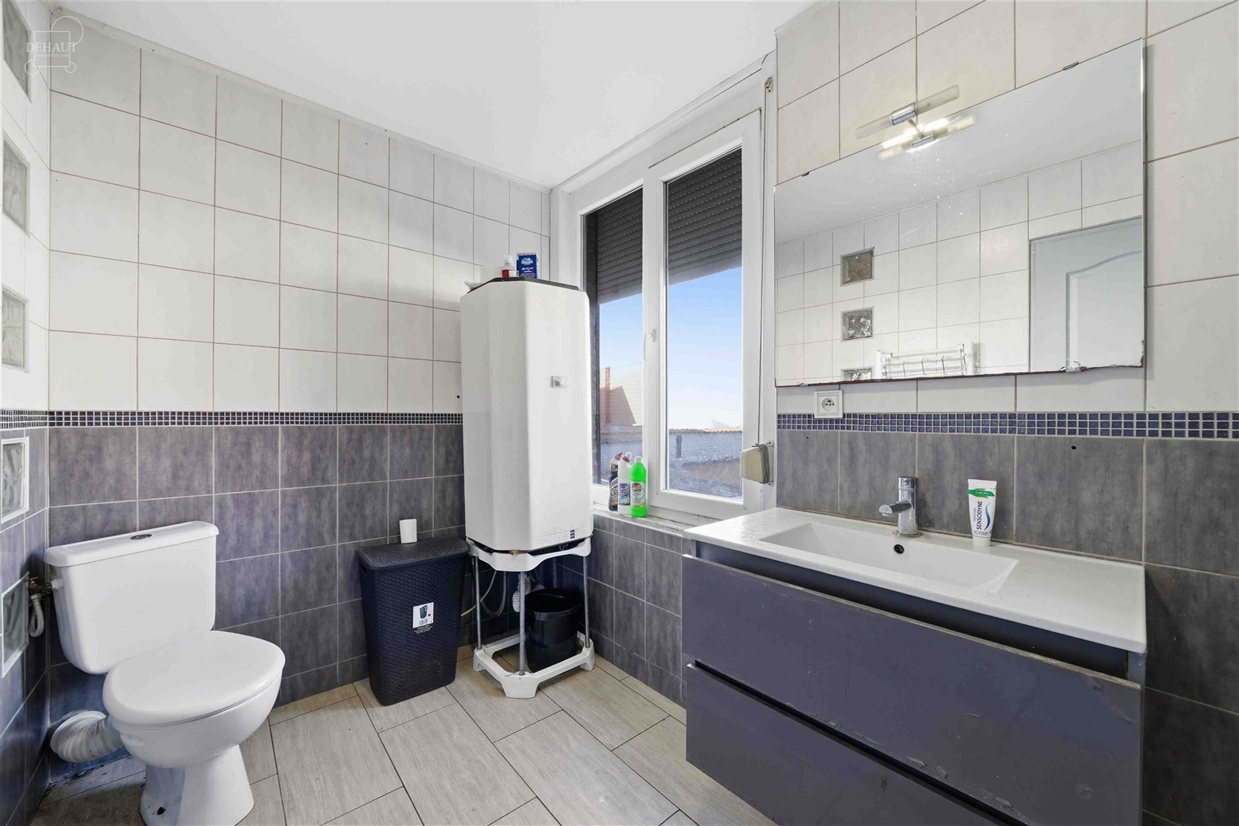 Maison de ville disposant d'un salon, un séjour, une cuisine, une véranda, un WC indépendant, une salle de bain avec baignoire et WC supplémentair...