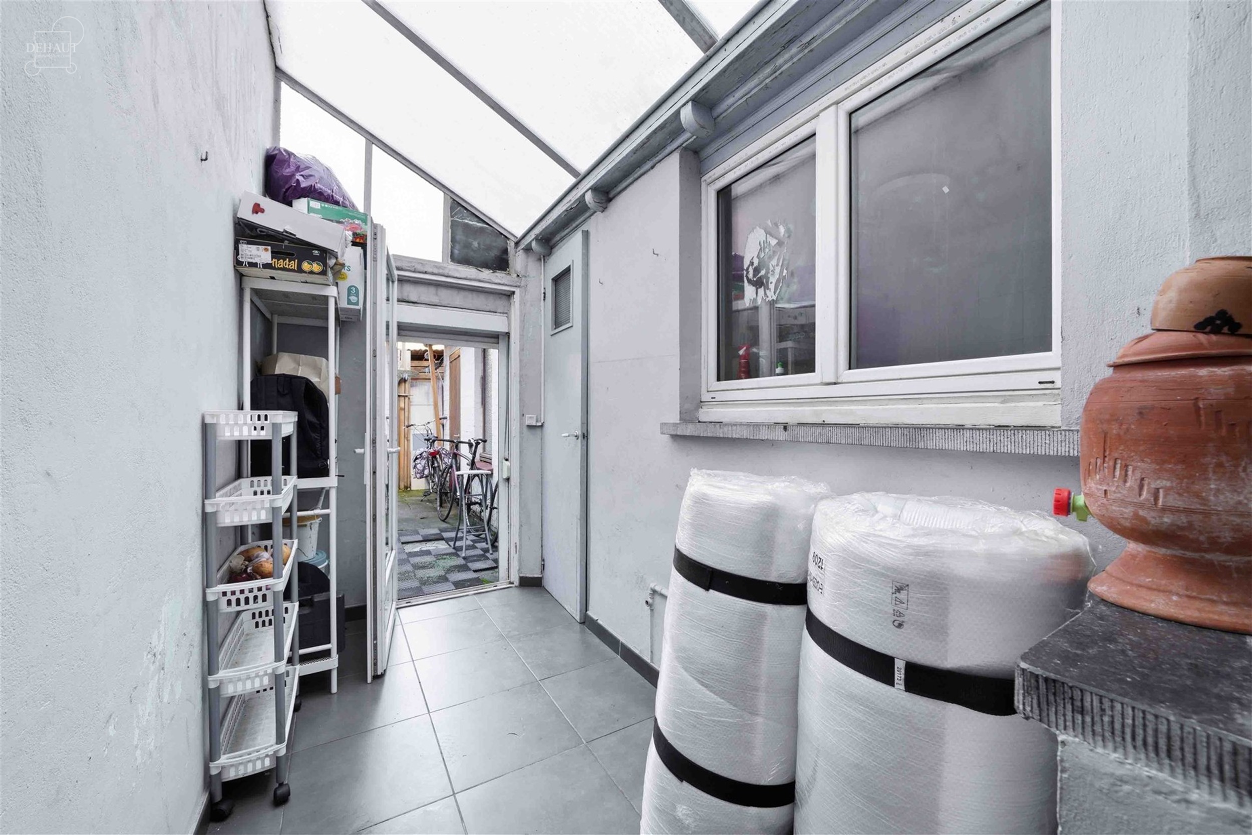 Maison de ville disposant d'un salon, un séjour, une cuisine, une véranda, un WC indépendant, une salle de bain avec baignoire et WC supplémentair...