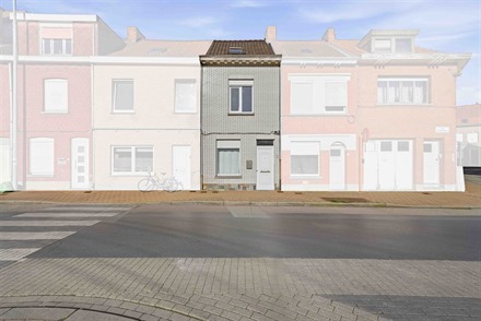 Maison de ville disposant d'un salon, un séjour, une cuisine, une véranda, un WC indépendant, une salle de bain avec baignoire et WC supplémentair...