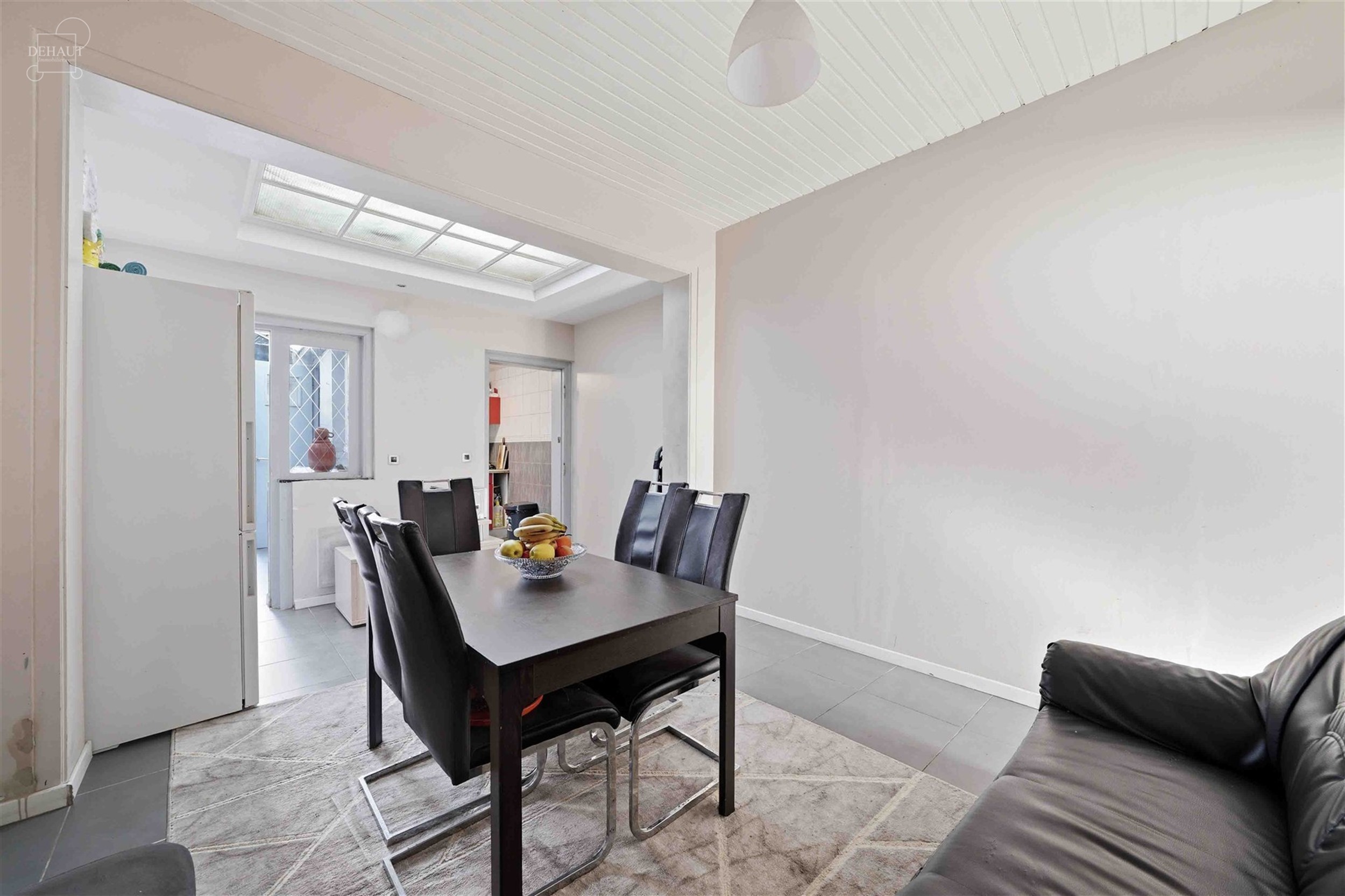 Maison de ville disposant d'un salon, un séjour, une cuisine, une véranda, un WC indépendant, une salle de bain avec baignoire et WC supplémentair...