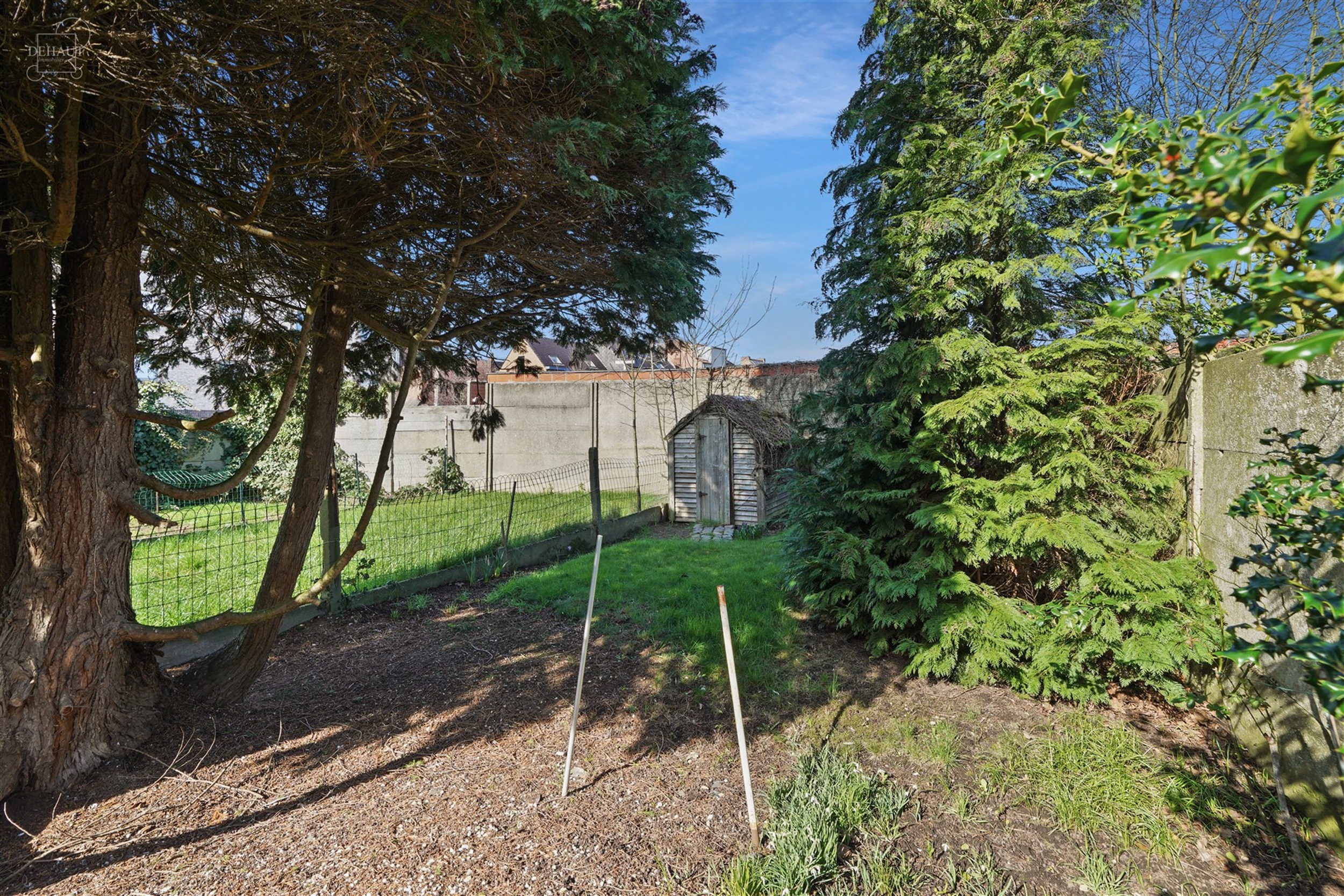 Charmant dorpshuis dat gerenoveerd moet worden. Heeft een mooie open woonruimte met keuken van ongeveer 45m², een serre die toegang geeft tot een bad...