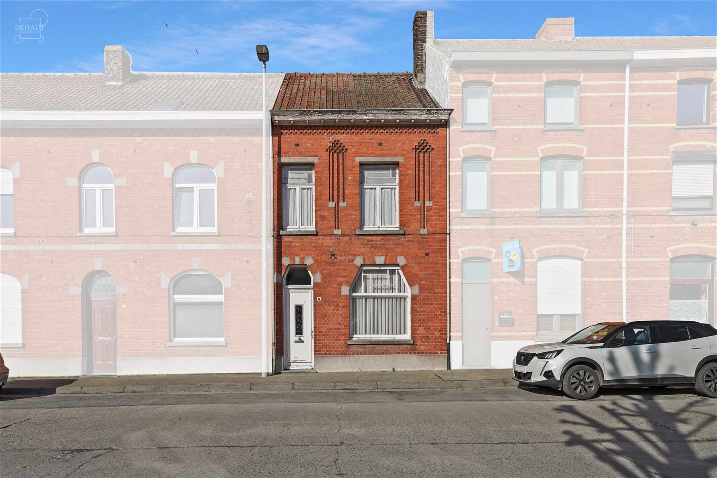 Charmant dorpshuis dat gerenoveerd moet worden. Heeft een mooie open woonruimte met keuken van ongeveer 45m², een serre die toegang geeft tot een bad...
