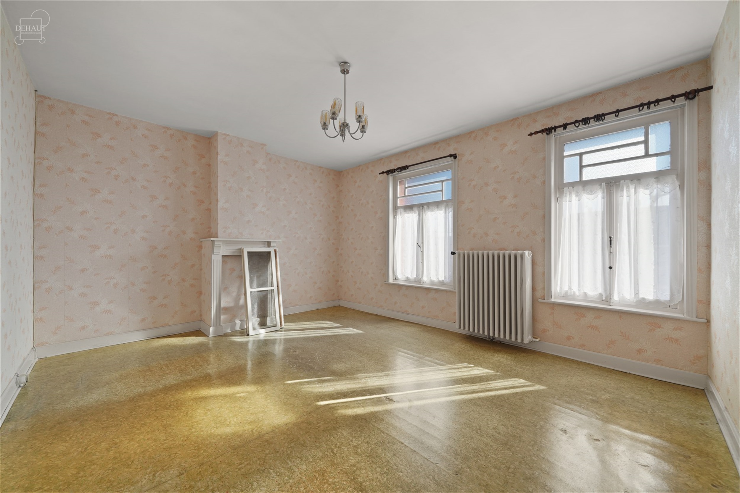 Charmant dorpshuis dat gerenoveerd moet worden. Heeft een mooie open woonruimte met keuken van ongeveer 45m², een serre die toegang geeft tot een bad...