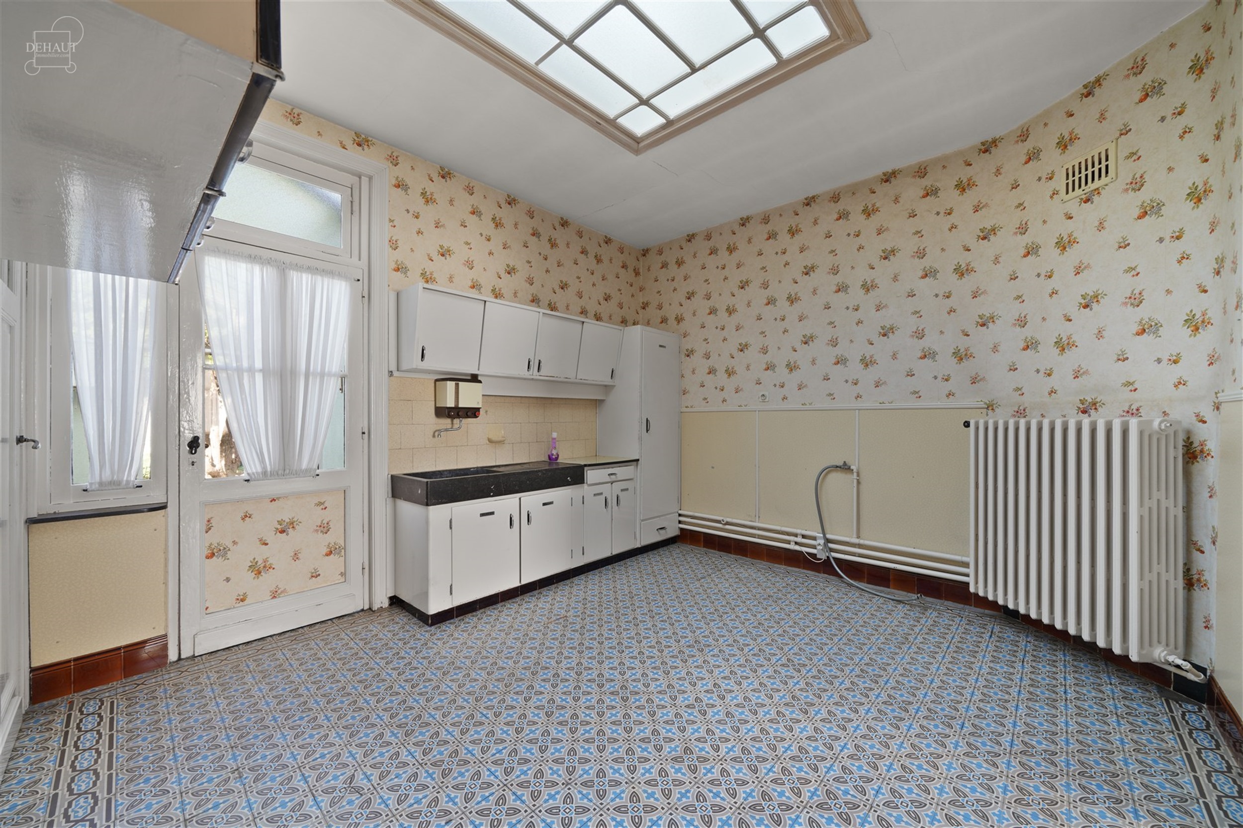 Charmant dorpshuis dat gerenoveerd moet worden. Heeft een mooie open woonruimte met keuken van ongeveer 45m², een serre die toegang geeft tot een bad...