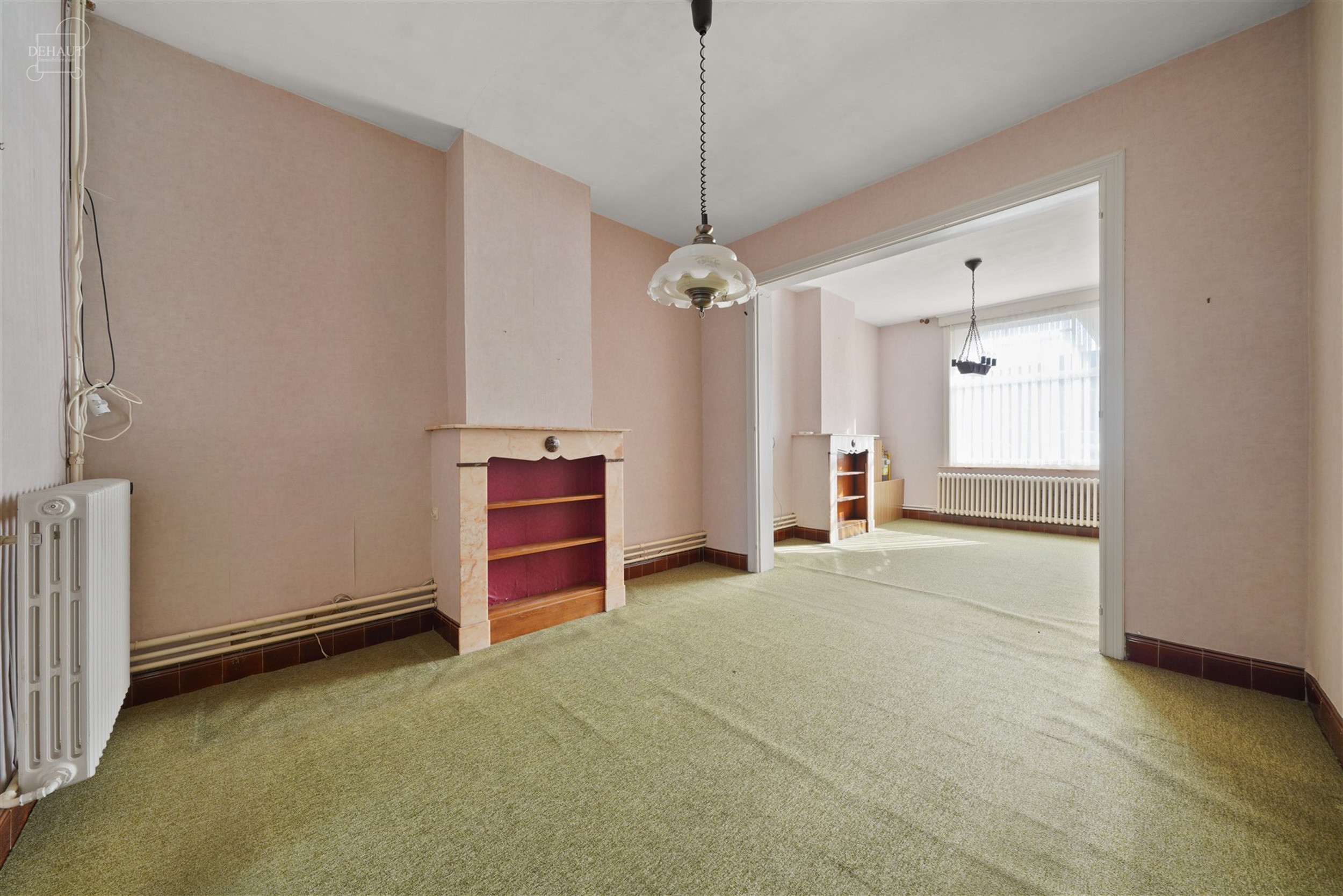 Charmant dorpshuis dat gerenoveerd moet worden. Heeft een mooie open woonruimte met keuken van ongeveer 45m², een serre die toegang geeft tot een bad...