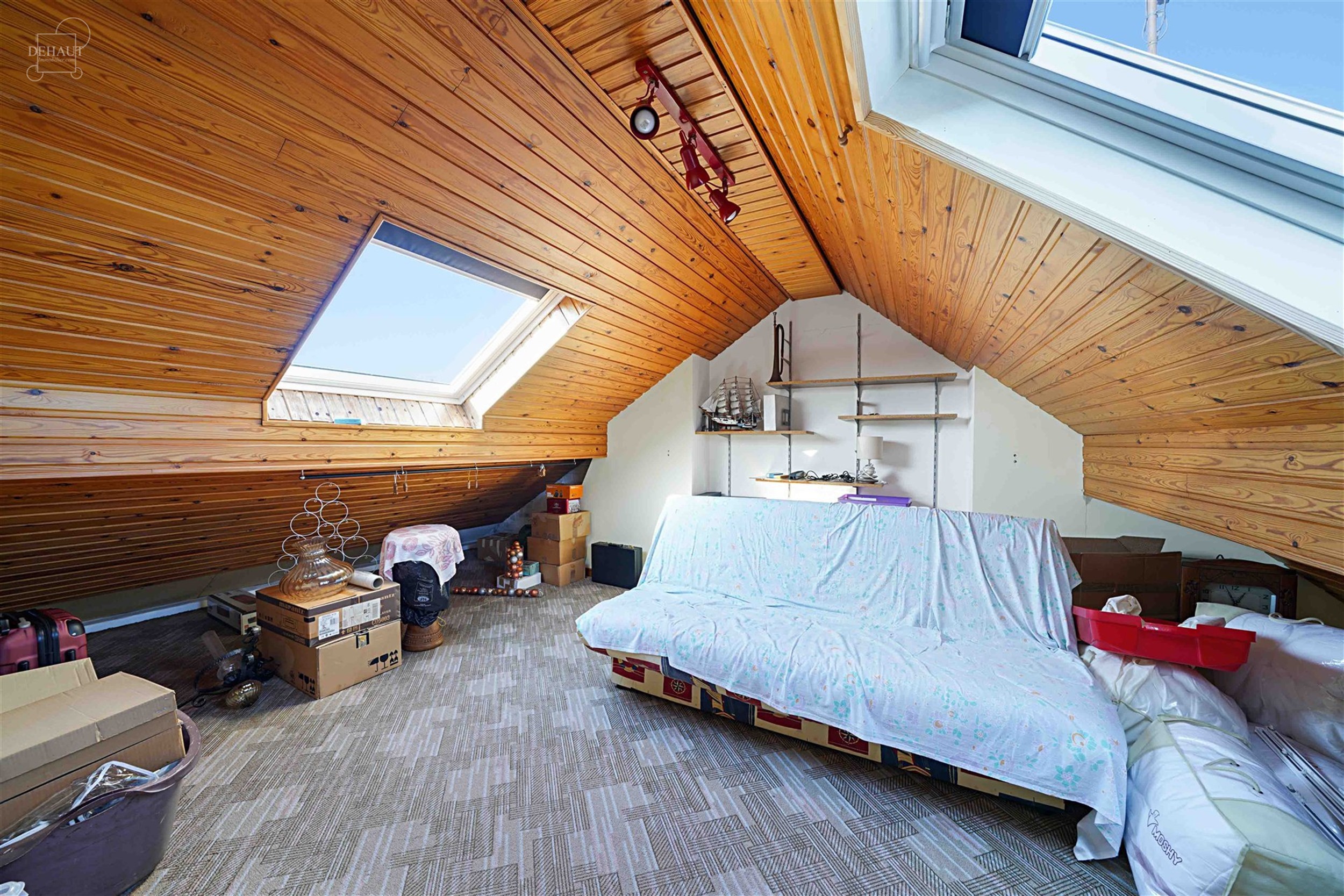 Très jolie maison de ville comprenant un hall d'entrée, un lumineux séjour, une cuisine équipée, une salle de bain, un WC indépendant, une buand...