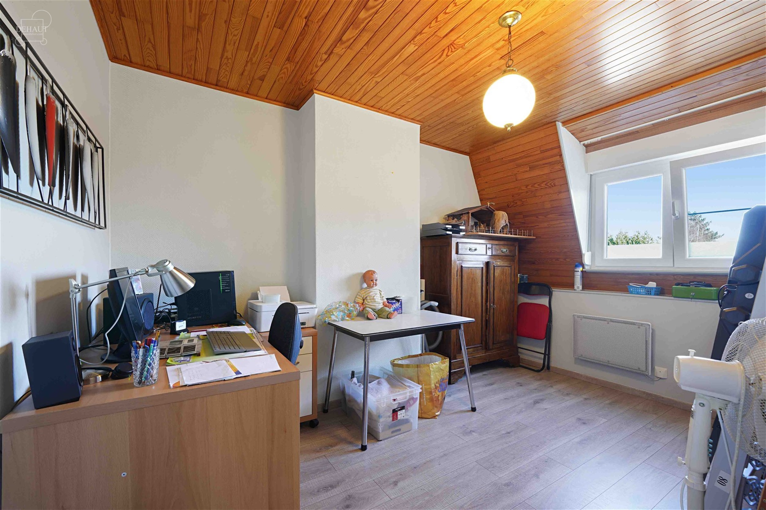 Très jolie maison de ville comprenant un hall d'entrée, un lumineux séjour, une cuisine équipée, une salle de bain, un WC indépendant, une buand...