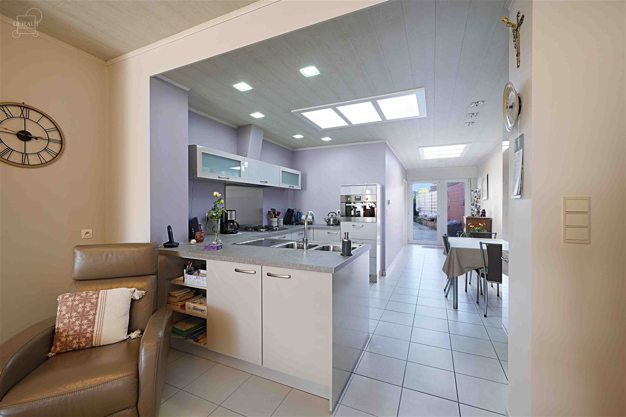 Très jolie maison de ville comprenant un hall d'entrée, un lumineux séjour, une cuisine équipée, une salle de bain, un WC indépendant, une buand...