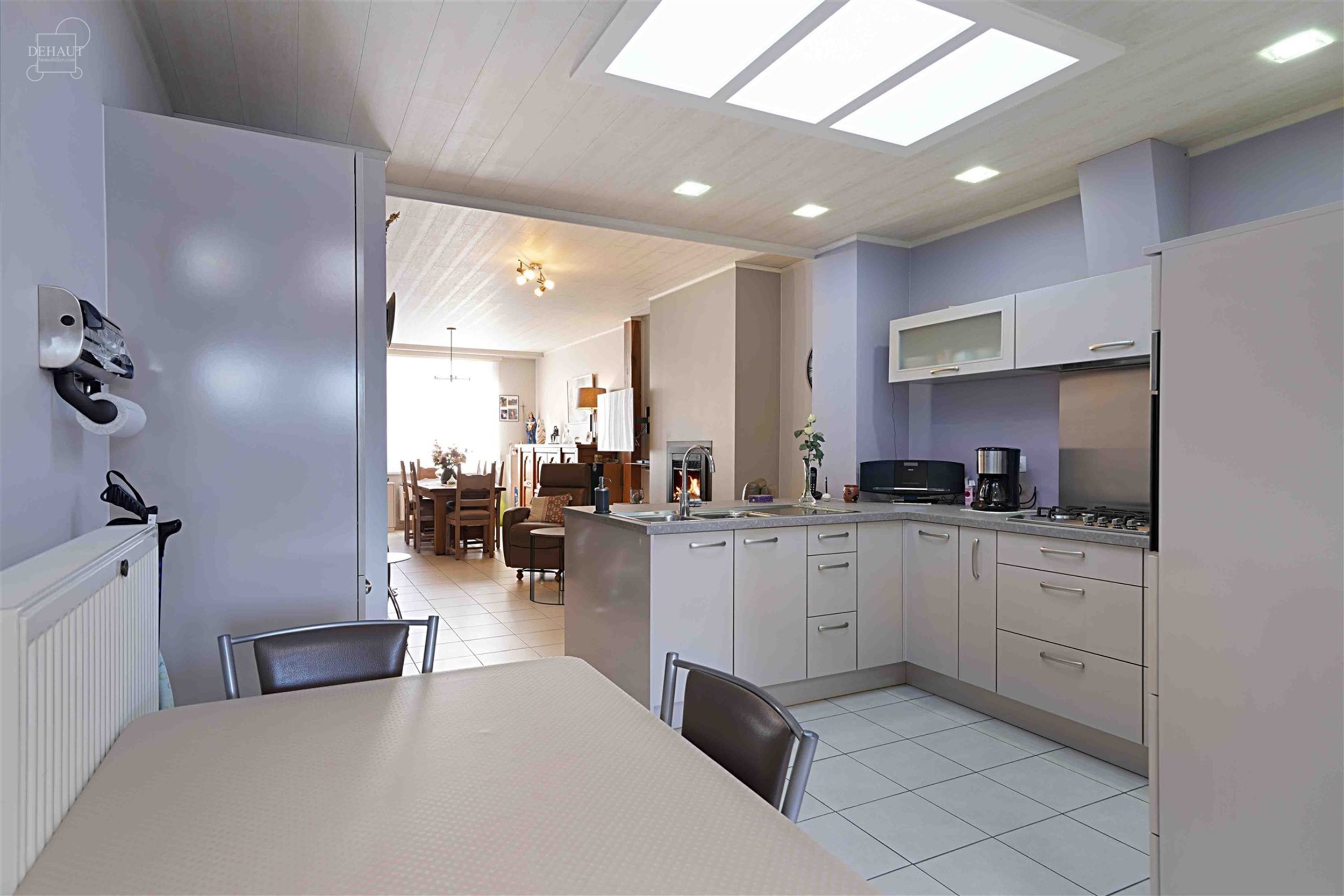 Très jolie maison de ville comprenant un hall d'entrée, un lumineux séjour, une cuisine équipée, une salle de bain, un WC indépendant, une buand...