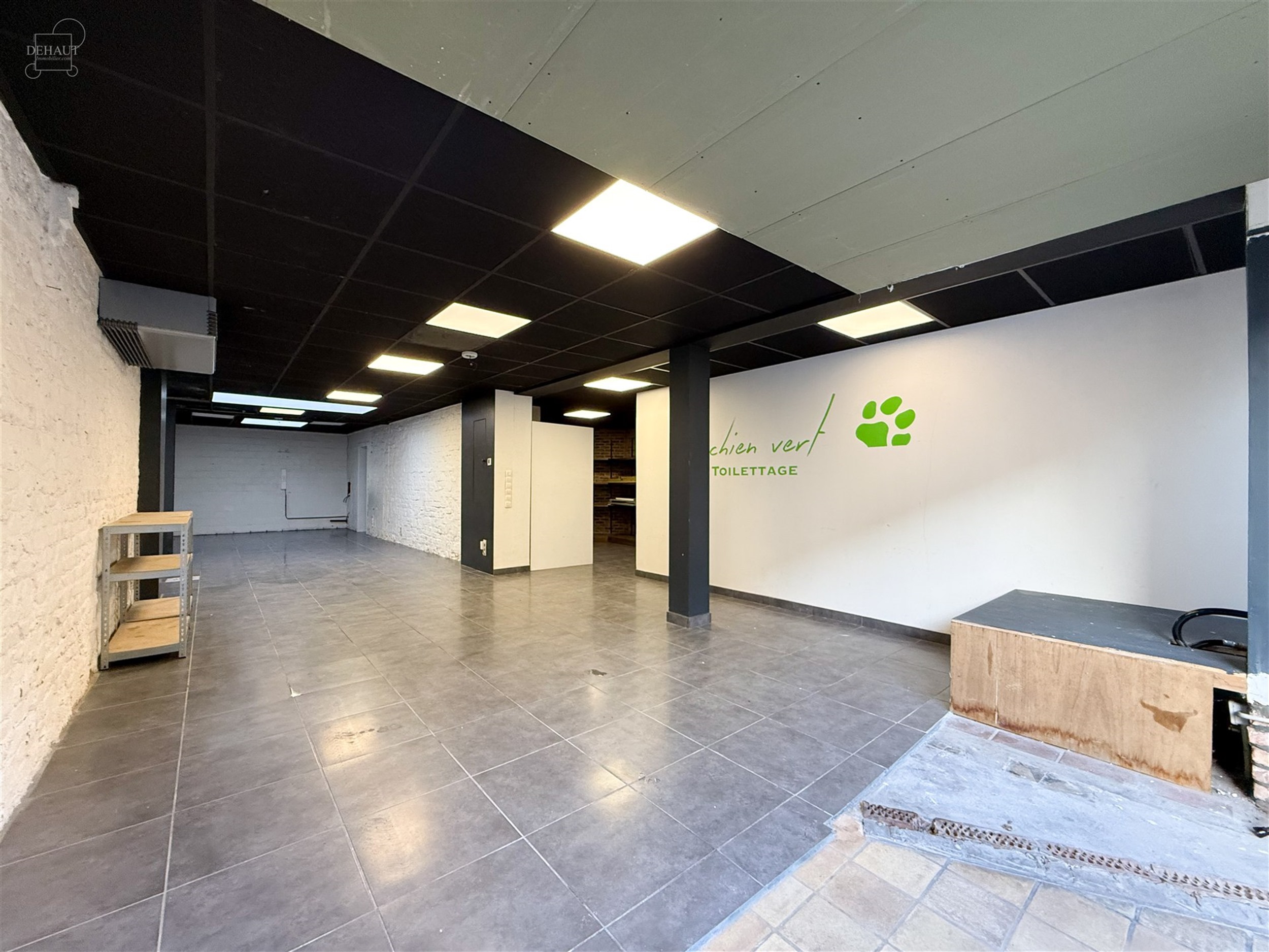 Bel appartement situé au 1er étage comprenant un spacieux séjour ouvert sur cuisine équipée, une salle de douche, un WC indépendant, deux chambr...