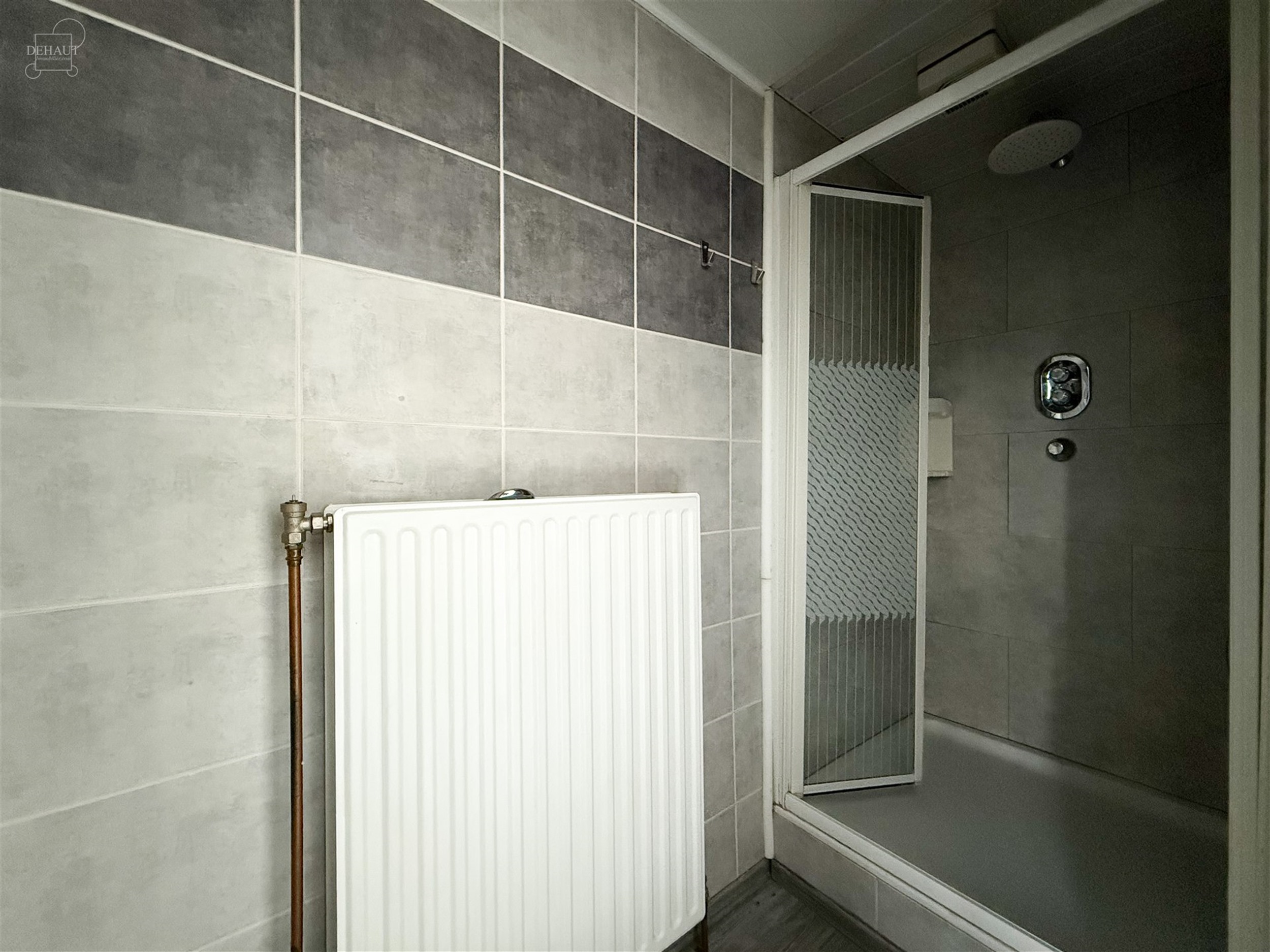 Bel appartement situé au 1er étage comprenant un spacieux séjour ouvert sur cuisine équipée, une salle de douche, un WC indépendant, deux chambr...