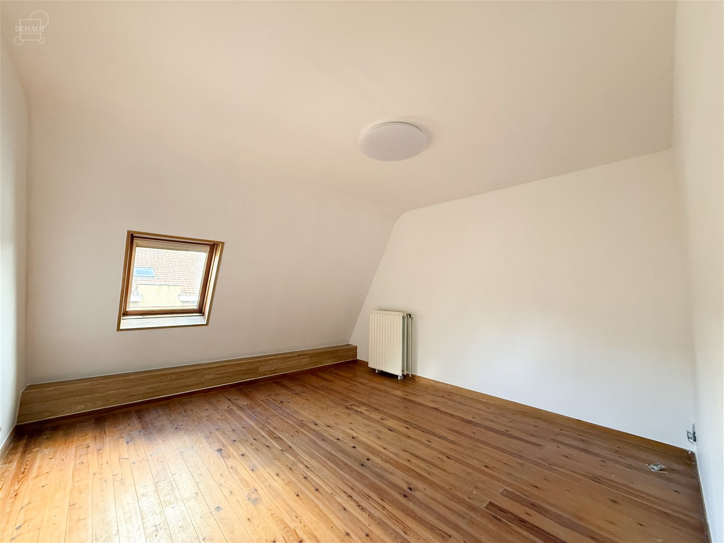 Bel appartement situé au 1er étage comprenant un spacieux séjour ouvert sur cuisine équipée, une salle de douche, un WC indépendant, deux chambr...