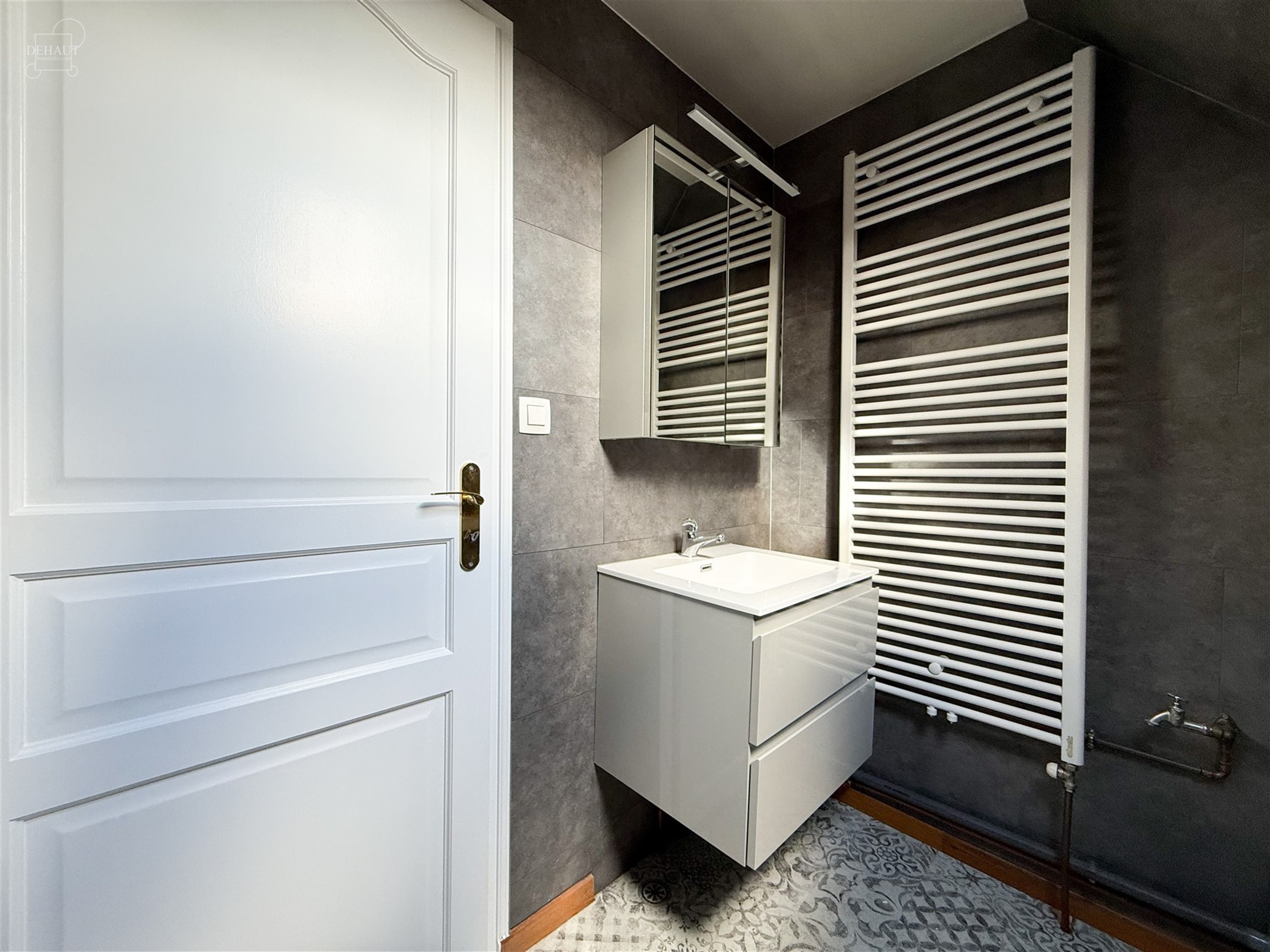 Bel appartement situé au 1er étage comprenant un spacieux séjour ouvert sur cuisine équipée, une salle de douche, un WC indépendant, deux chambr...