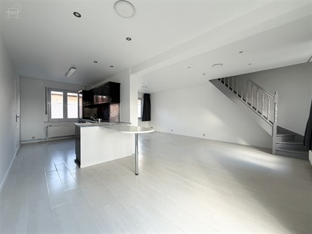 Aantrekkelijk appartement op de 1e verdieping bestaande uit een ruime woonkamer die uitkomt op een ingerichte keuken, een doucheruimte, een apart toil...