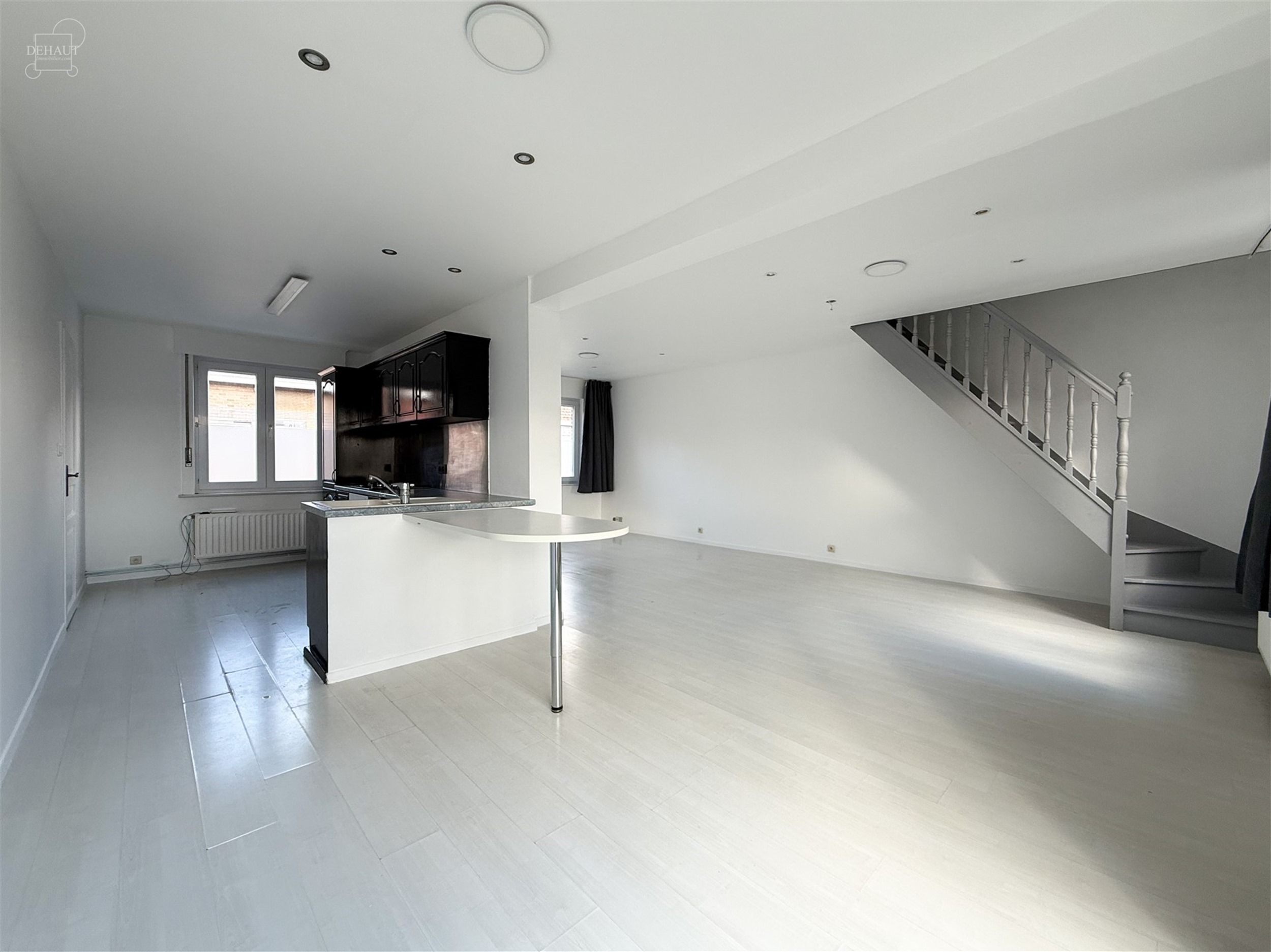 Bel appartement situé au 1er étage comprenant un spacieux séjour ouvert sur cuisine équipée, une salle de douche, un WC indépendant, deux chambr...