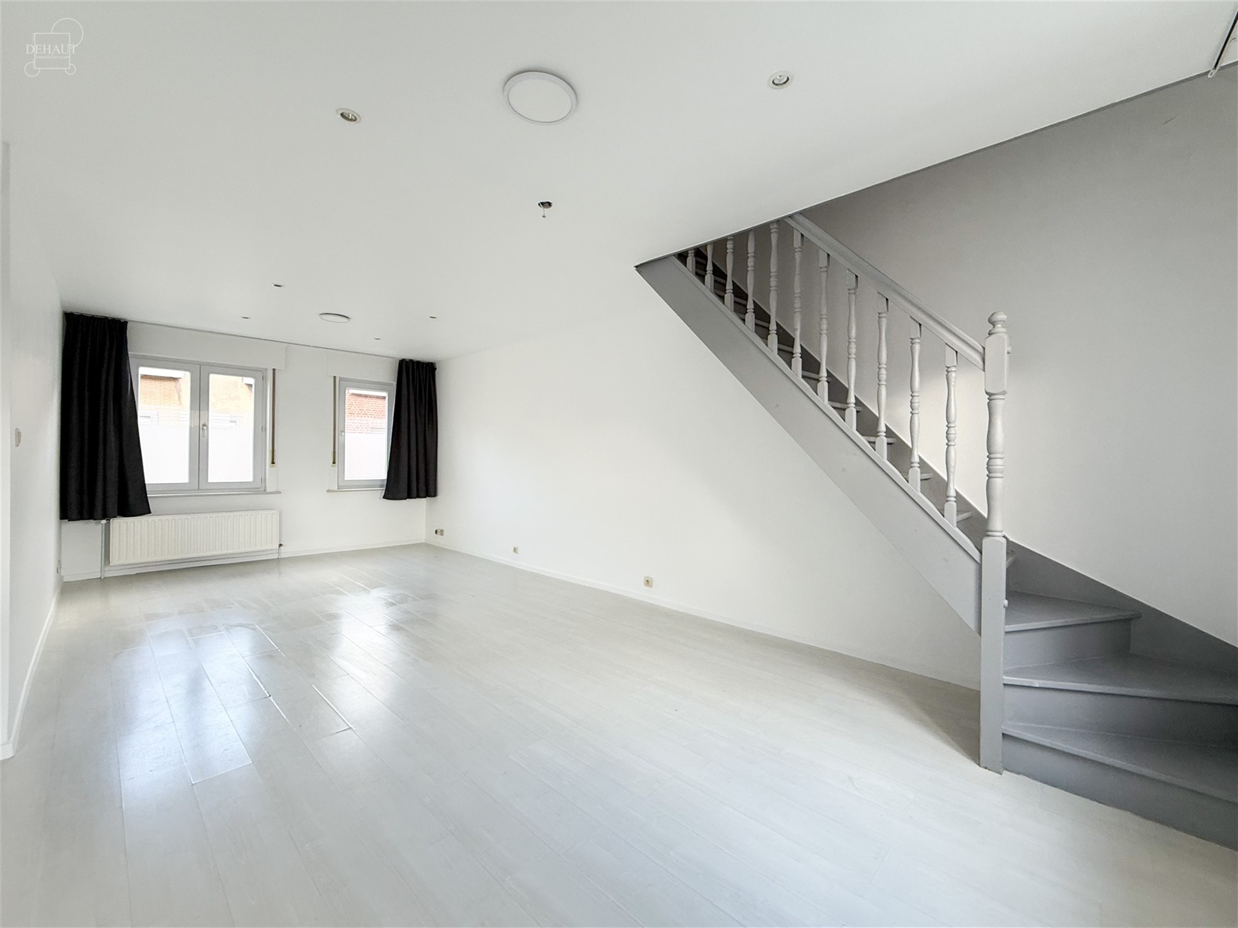 Bel appartement situé au 1er étage comprenant un spacieux séjour ouvert sur cuisine équipée, une salle de douche, un WC indépendant, deux chambr...