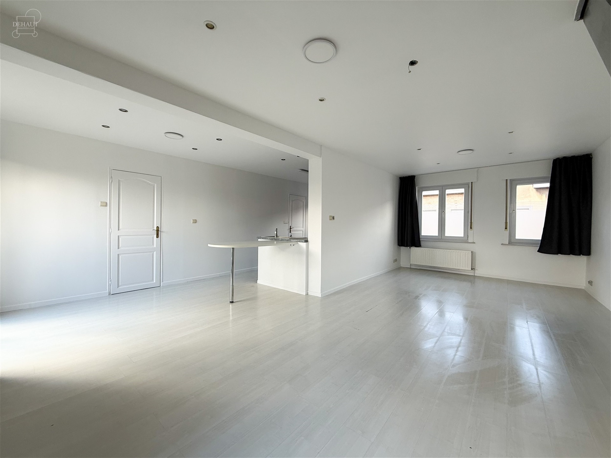 Bel appartement situé au 1er étage comprenant un spacieux séjour ouvert sur cuisine équipée, une salle de douche, un WC indépendant, deux chambr...