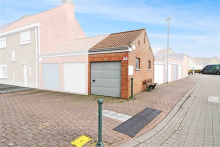 Garage van ongeveer 20 m² op de hoek van het tuinhuis. Mezzanine bergruimte. Handmatige deur.
...