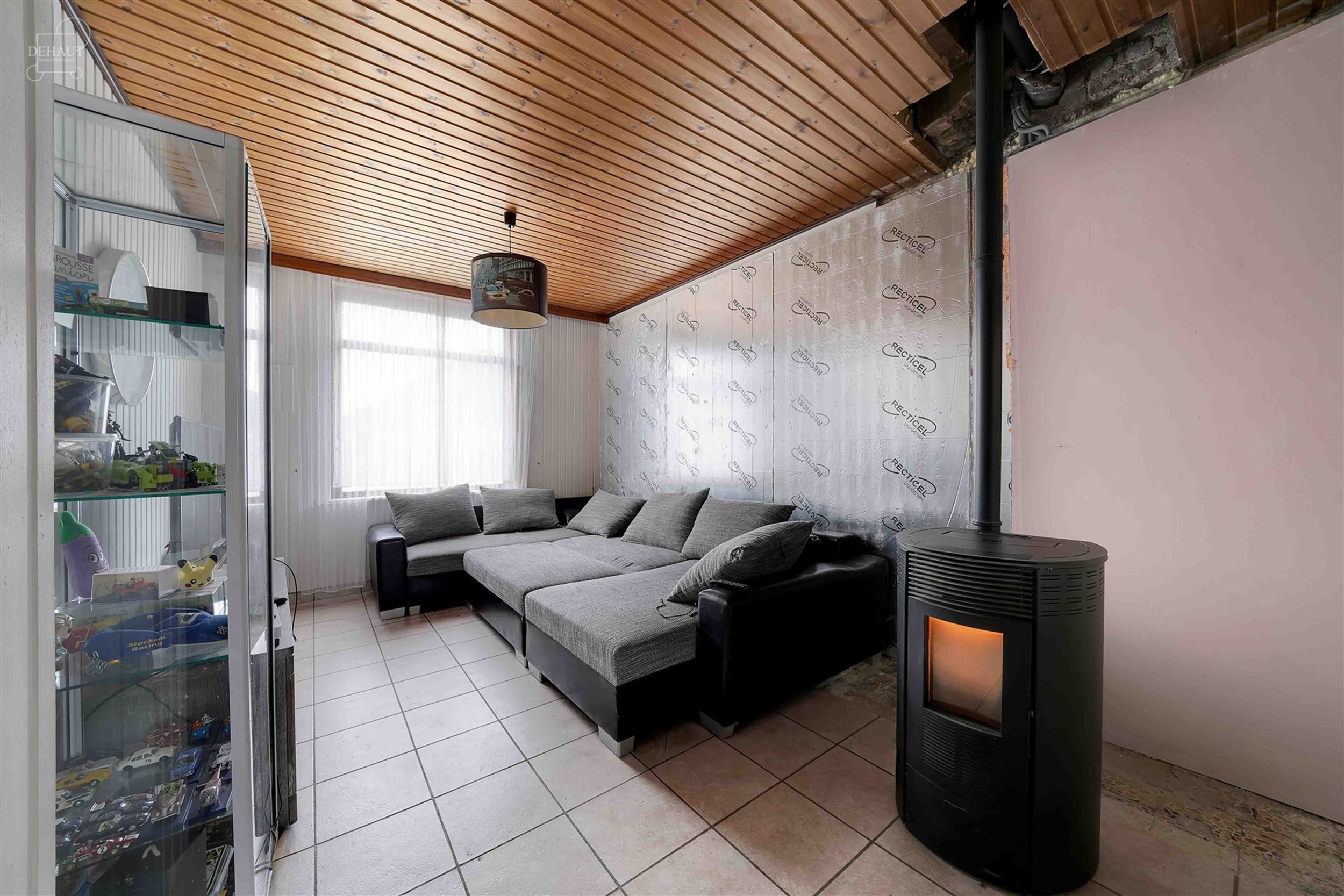 Maison de ville 3 façades en cours de rénovation avec garage attenant. Se compose d'un hall d'entrée desservant un séjour, une cuisine, une cave, ...