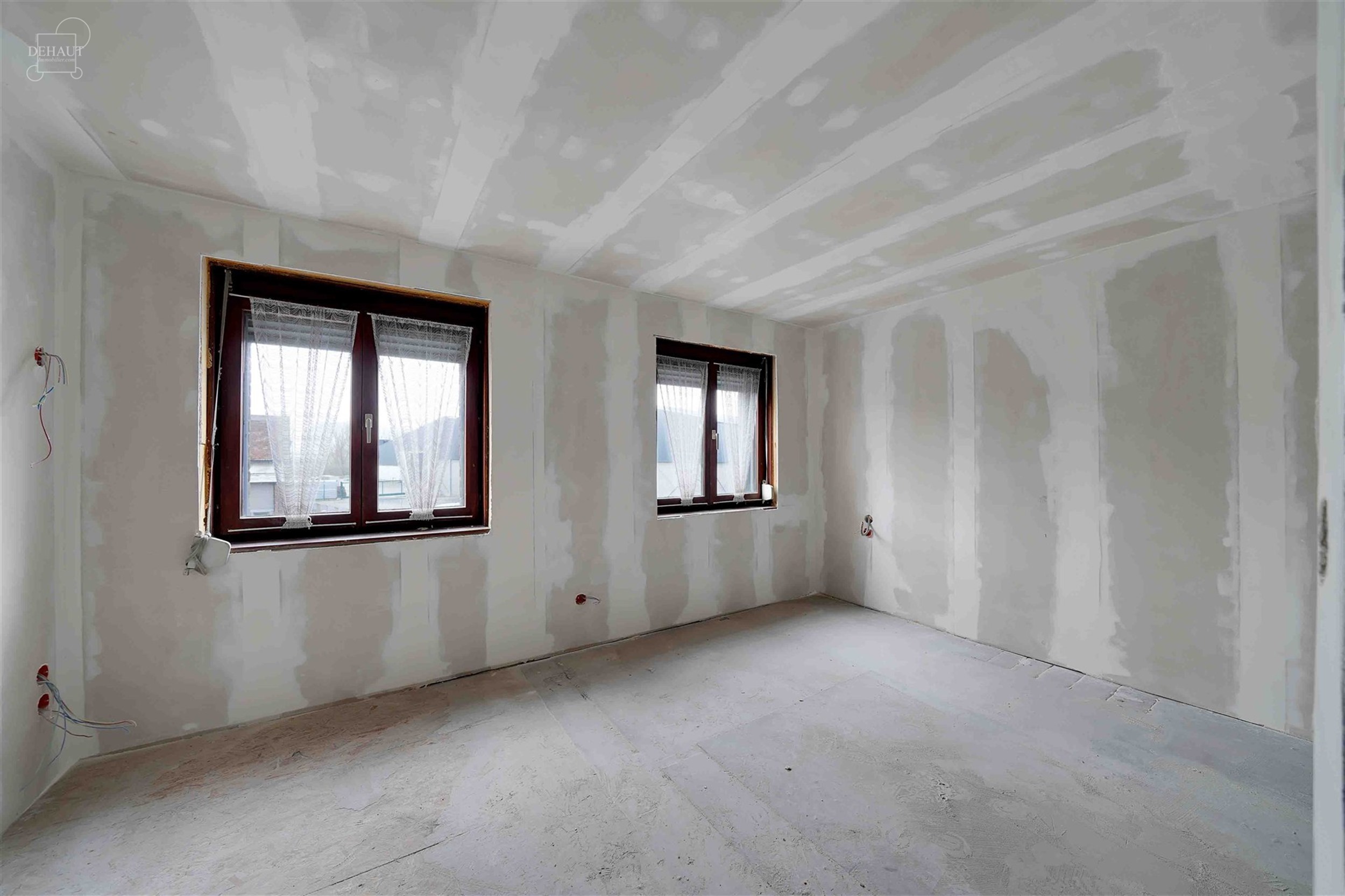 Maison de ville 3 façades en cours de rénovation avec garage attenant. Se compose d'un hall d'entrée desservant un séjour, une cuisine, une cave, ...