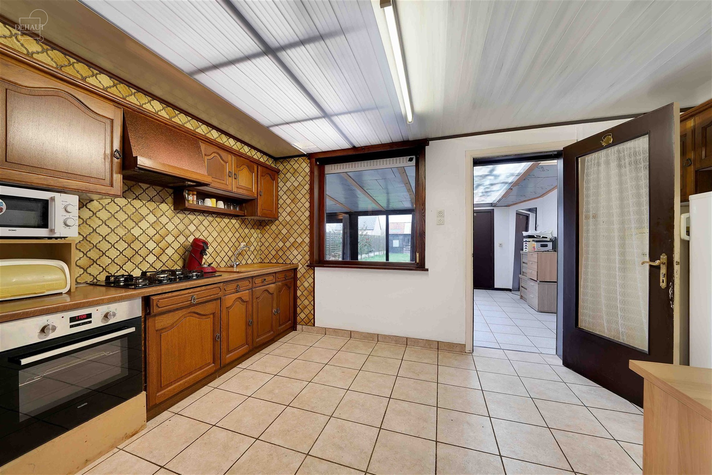 Maison de ville 3 façades en cours de rénovation avec garage attenant. Se compose d'un hall d'entrée desservant un séjour, une cuisine, une cave, ...