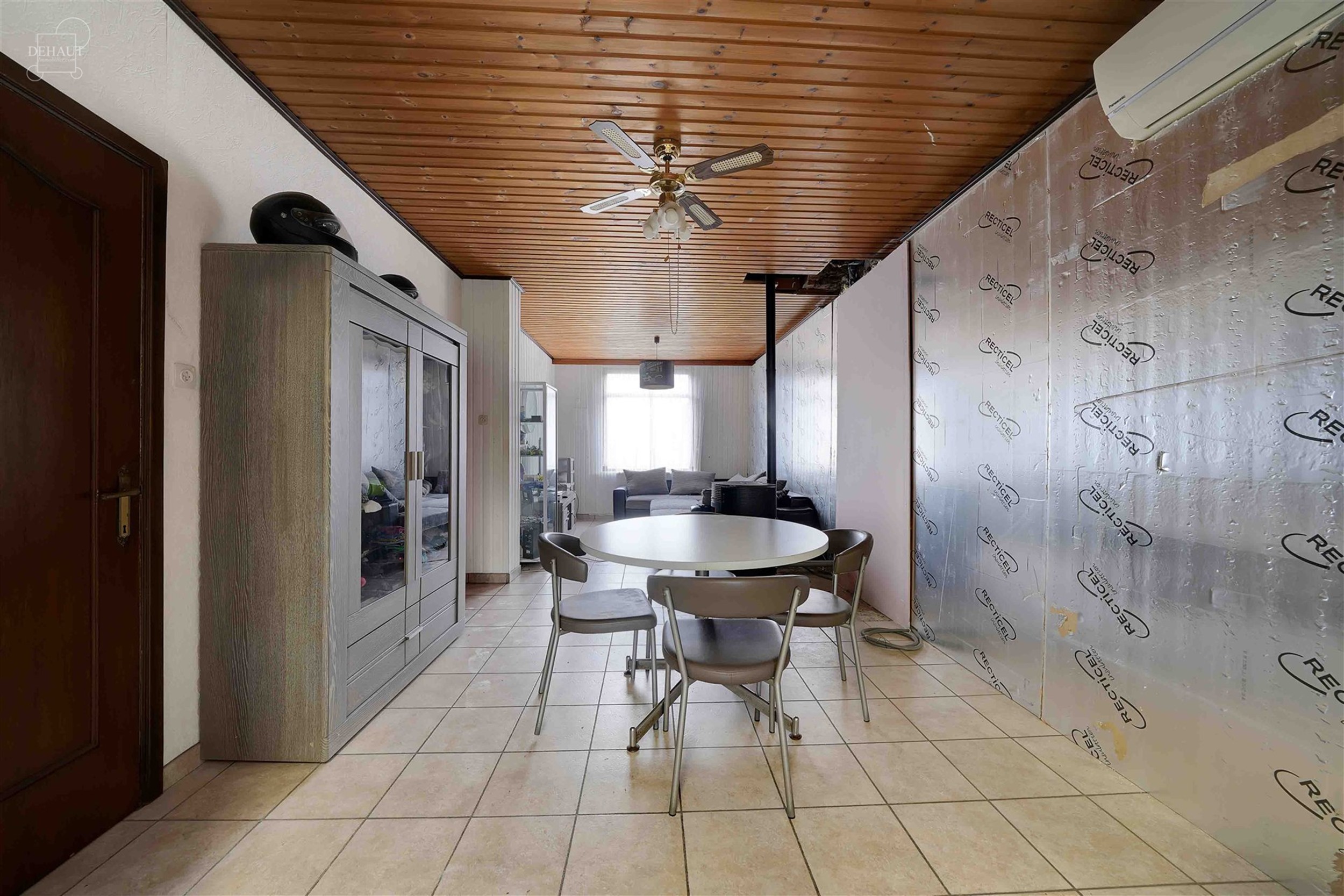 Maison de ville 3 façades en cours de rénovation avec garage attenant. Se compose d'un hall d'entrée desservant un séjour, une cuisine, une cave, ...