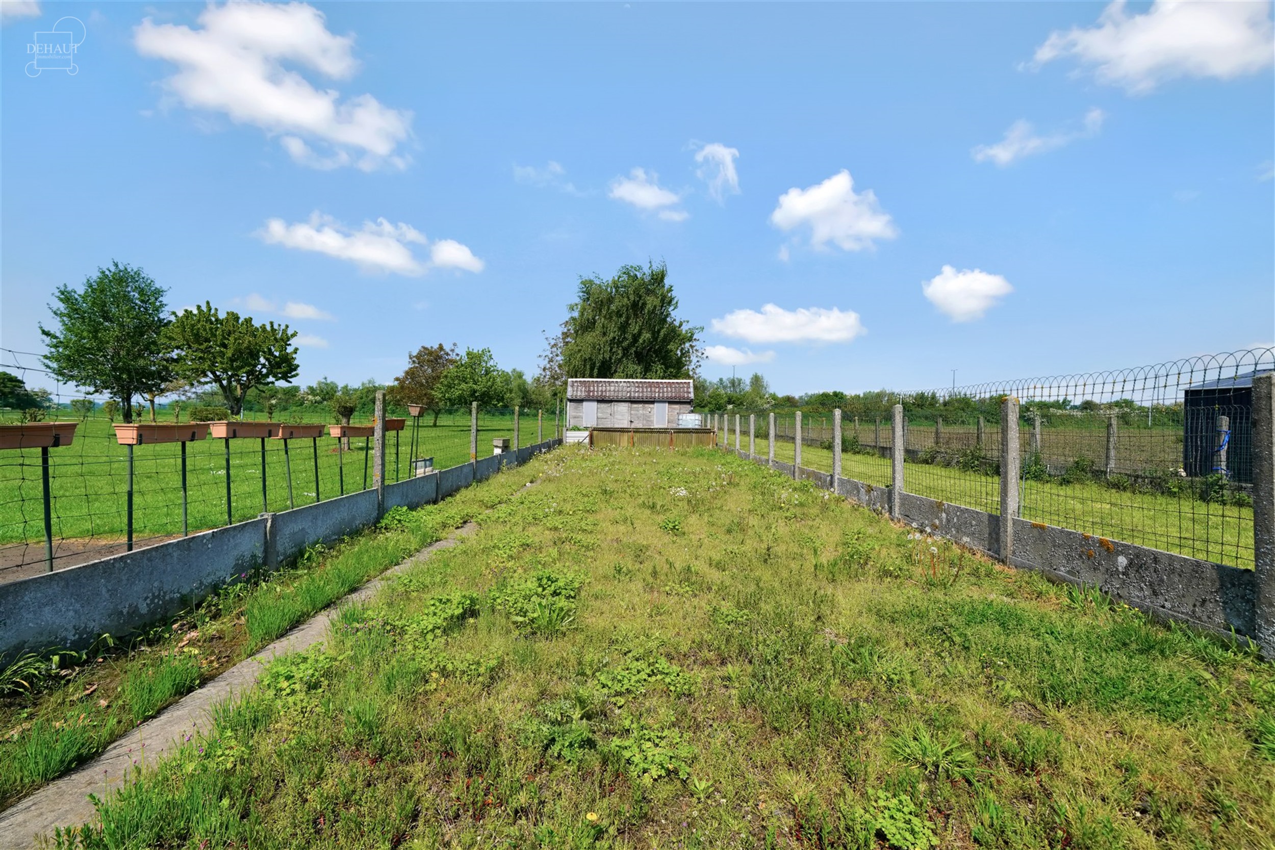 Maison de ville 3 façades en cours de rénovation avec garage attenant. Se compose d'un hall d'entrée desservant un séjour, une cuisine, une cave, ...