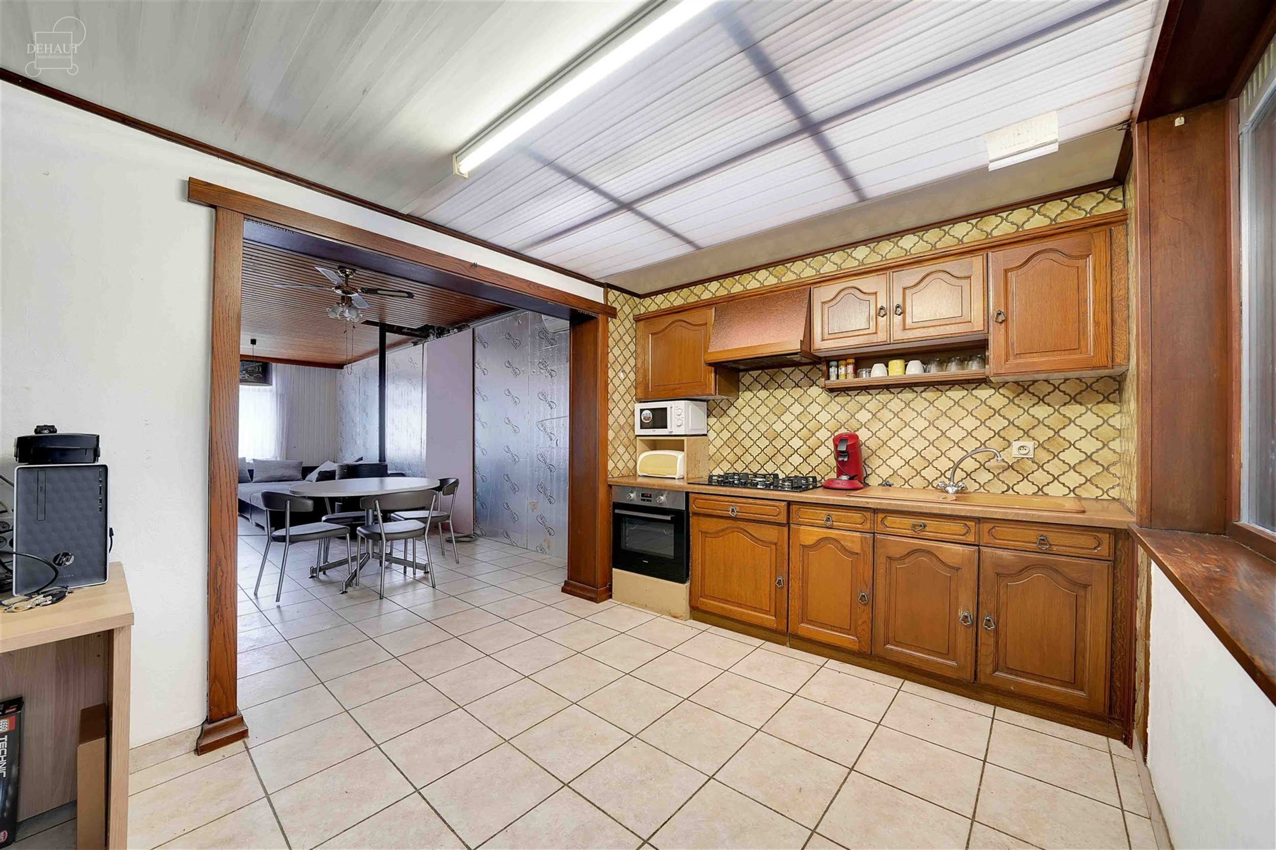 Maison de ville 3 façades en cours de rénovation avec garage attenant. Se compose d'un hall d'entrée desservant un séjour, une cuisine, une cave, ...