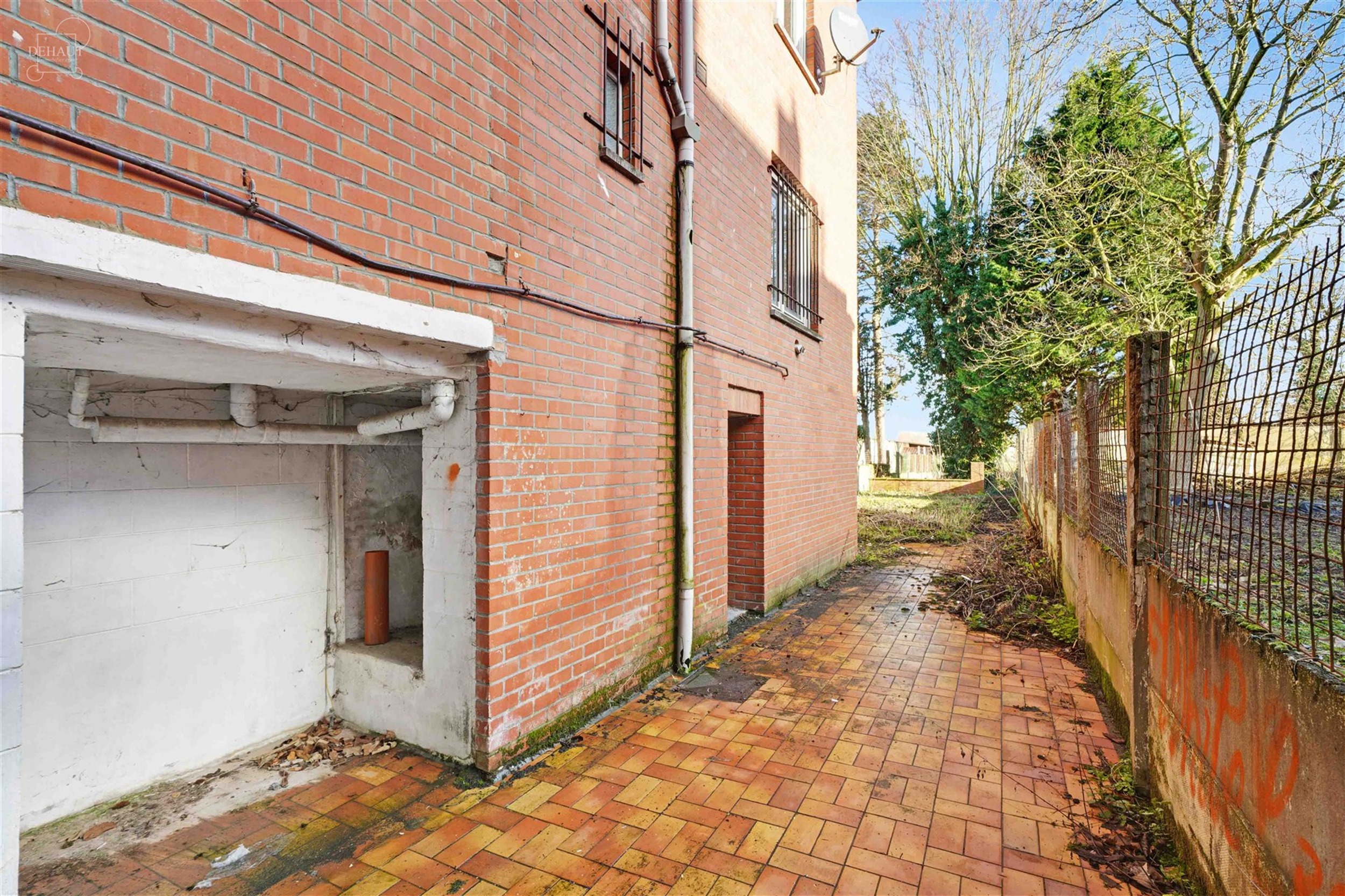 Maison de commerce d'env. 280m² avec jardin à rénover en plein coeur du centre ville de COMINES. Un bâtiment aux multiples possibilités.  
...