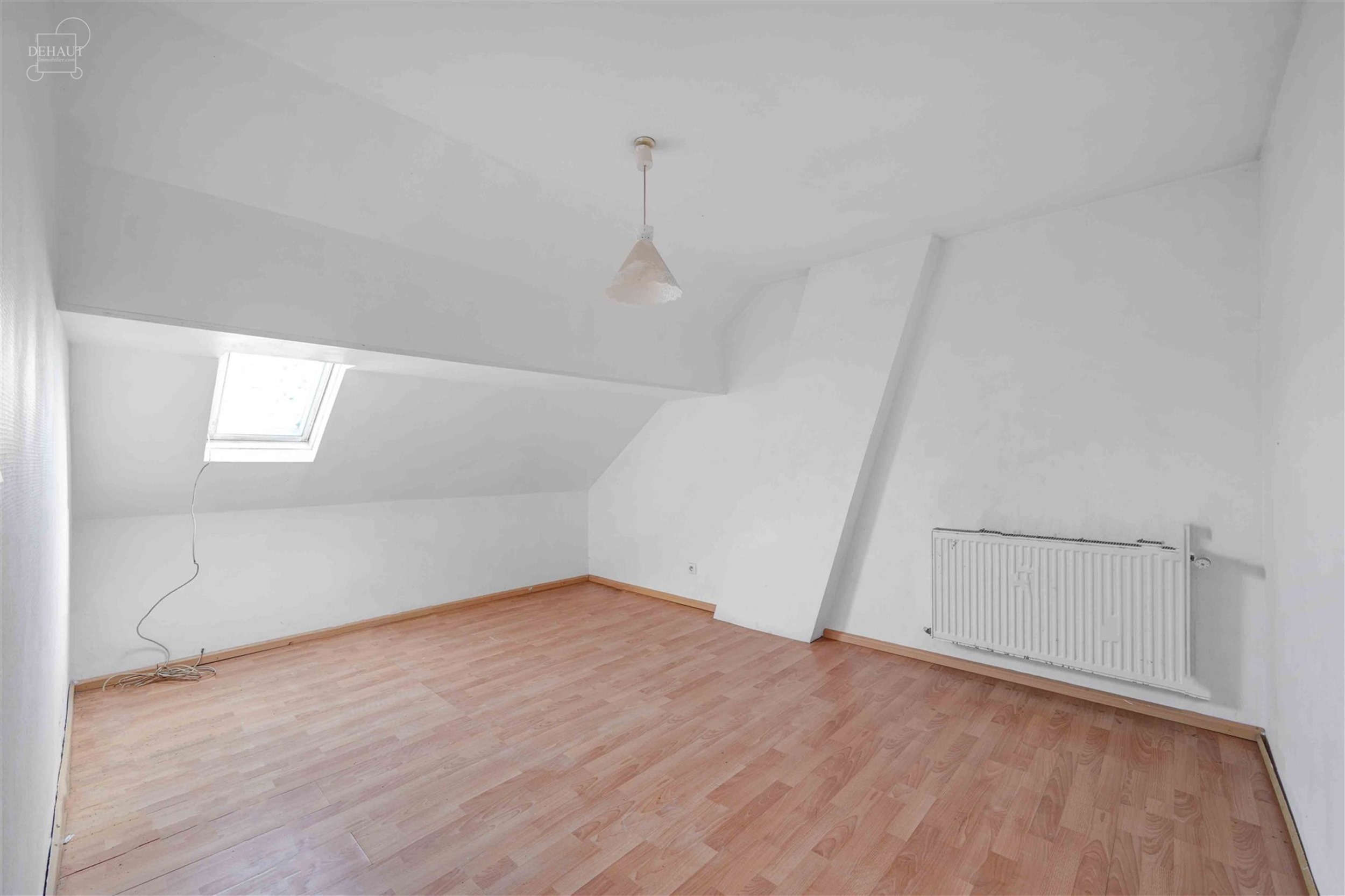 Maison de commerce d'env. 280m² avec jardin à rénover en plein coeur du centre ville de COMINES. Un bâtiment aux multiples possibilités.  
...