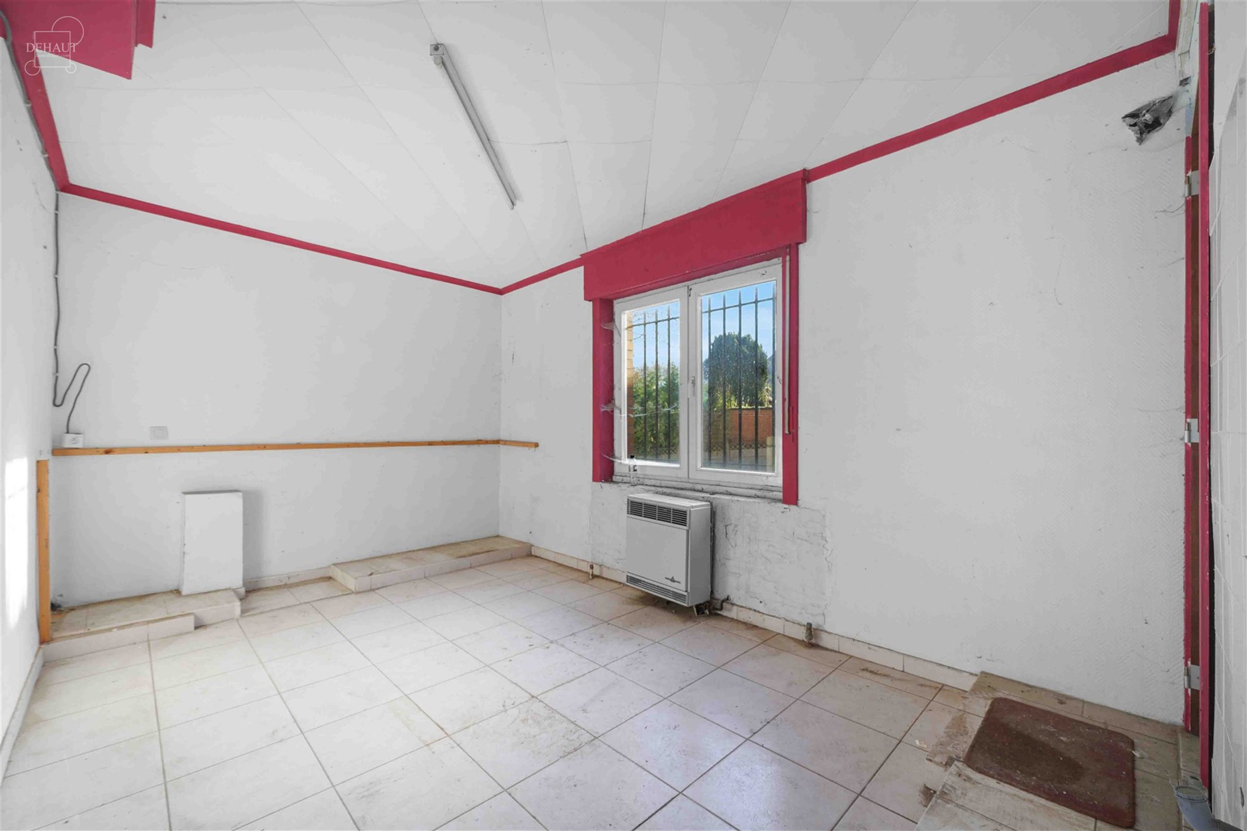 Maison de commerce d'env. 280m² avec jardin à rénover en plein coeur du centre ville de COMINES. Un bâtiment aux multiples possibilités.  
...