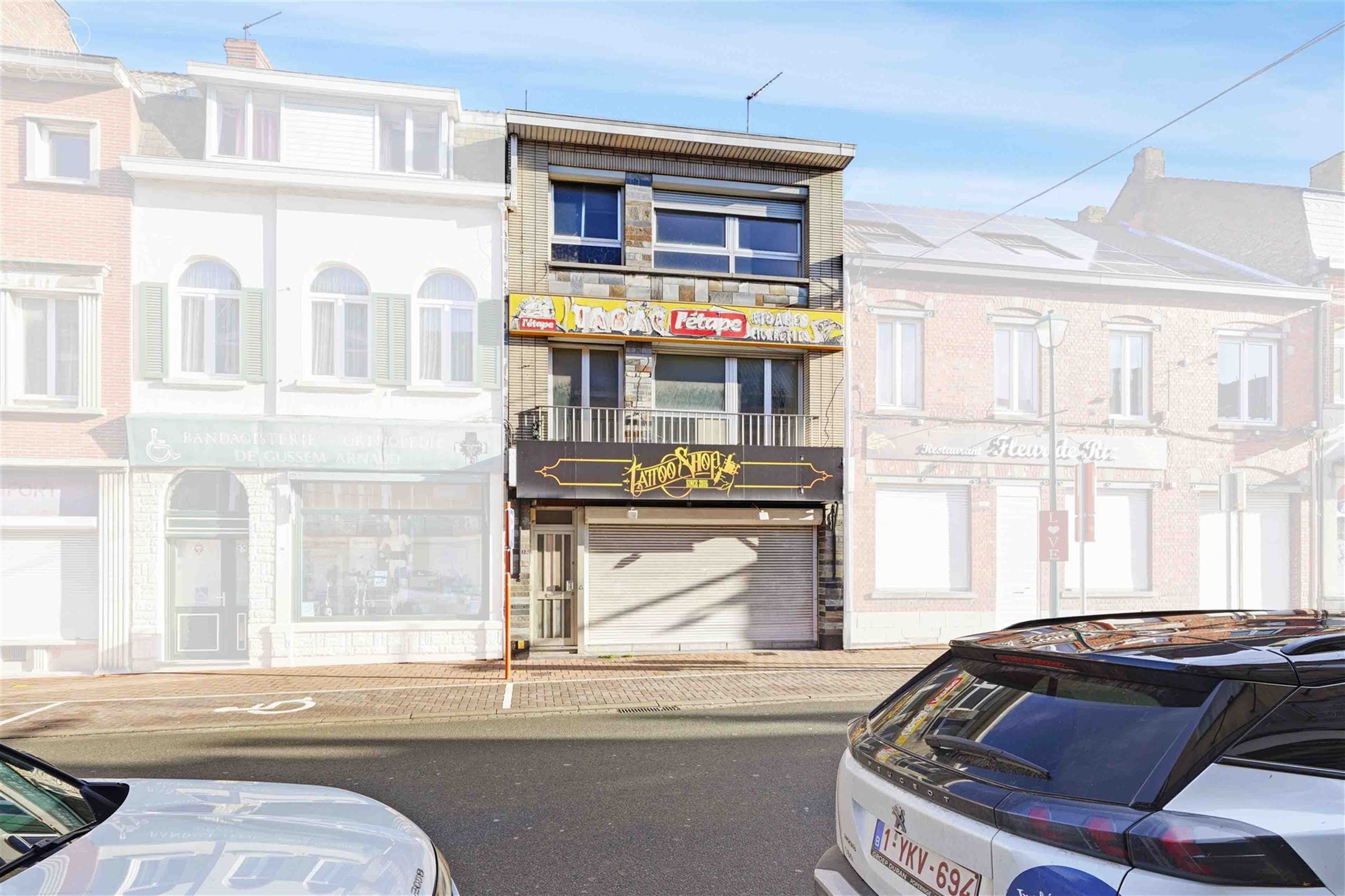 Maison de commerce d'env. 280m² avec jardin à rénover en plein coeur du centre ville de COMINES. Un bâtiment aux multiples possibilités.  
...