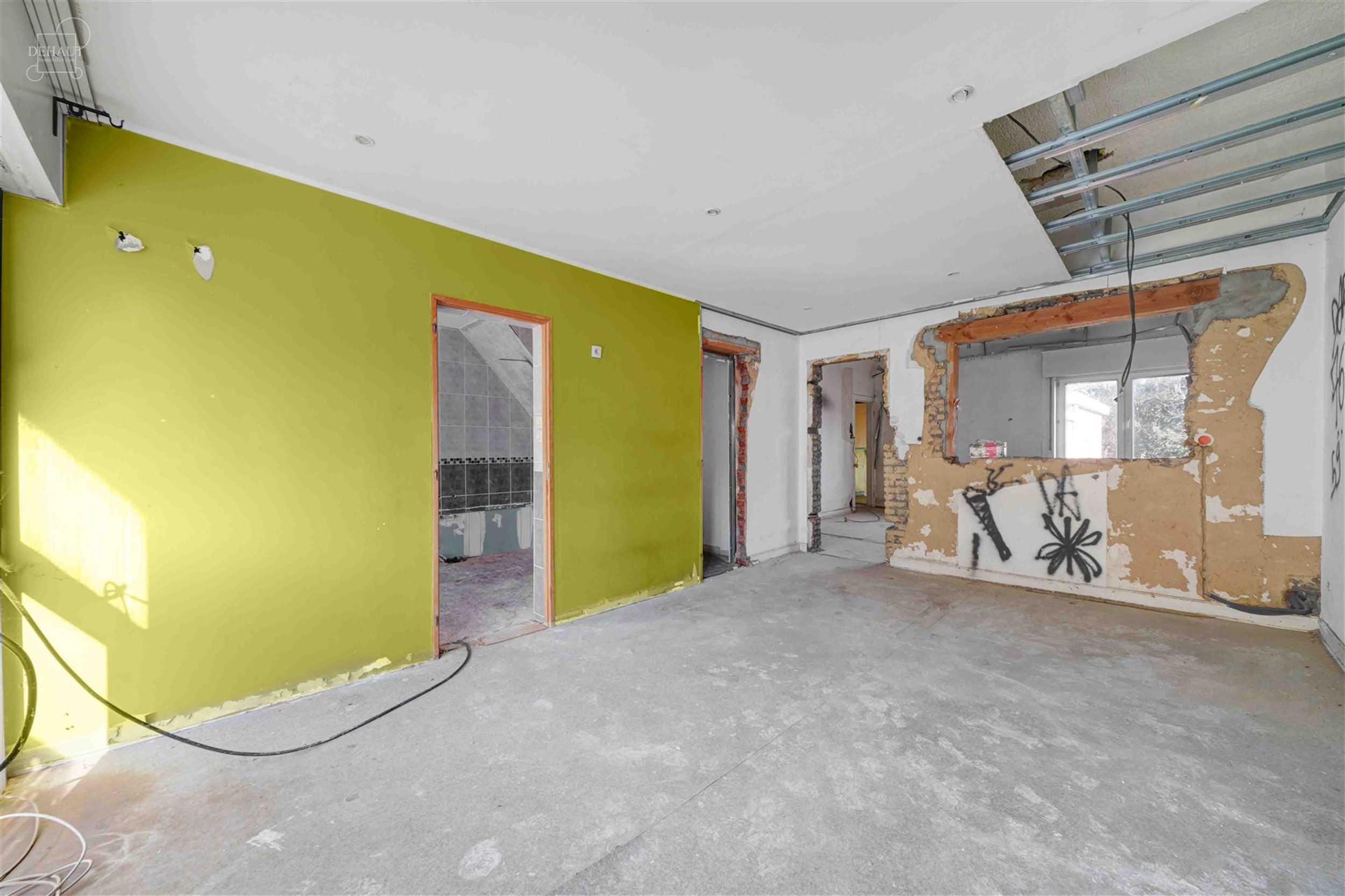 Maison de commerce d'env. 280m² avec jardin à rénover en plein coeur du centre ville de COMINES. Un bâtiment aux multiples possibilités.  
...