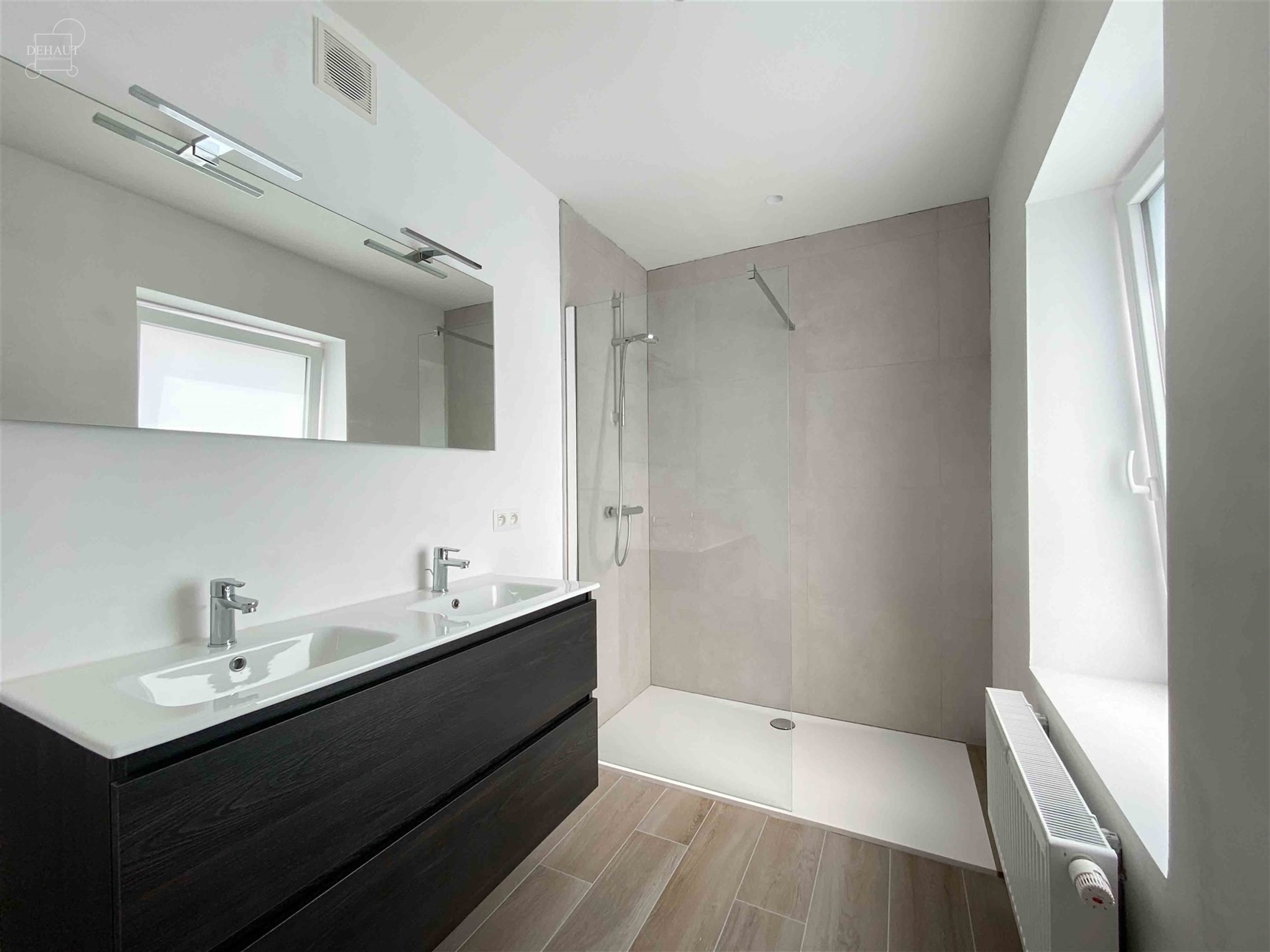 Très bel appartement duplex au premier étage d'un immeuble entièrement rénové en 2024. Propose un hall d'entrée desservant un joli séjour, une ...