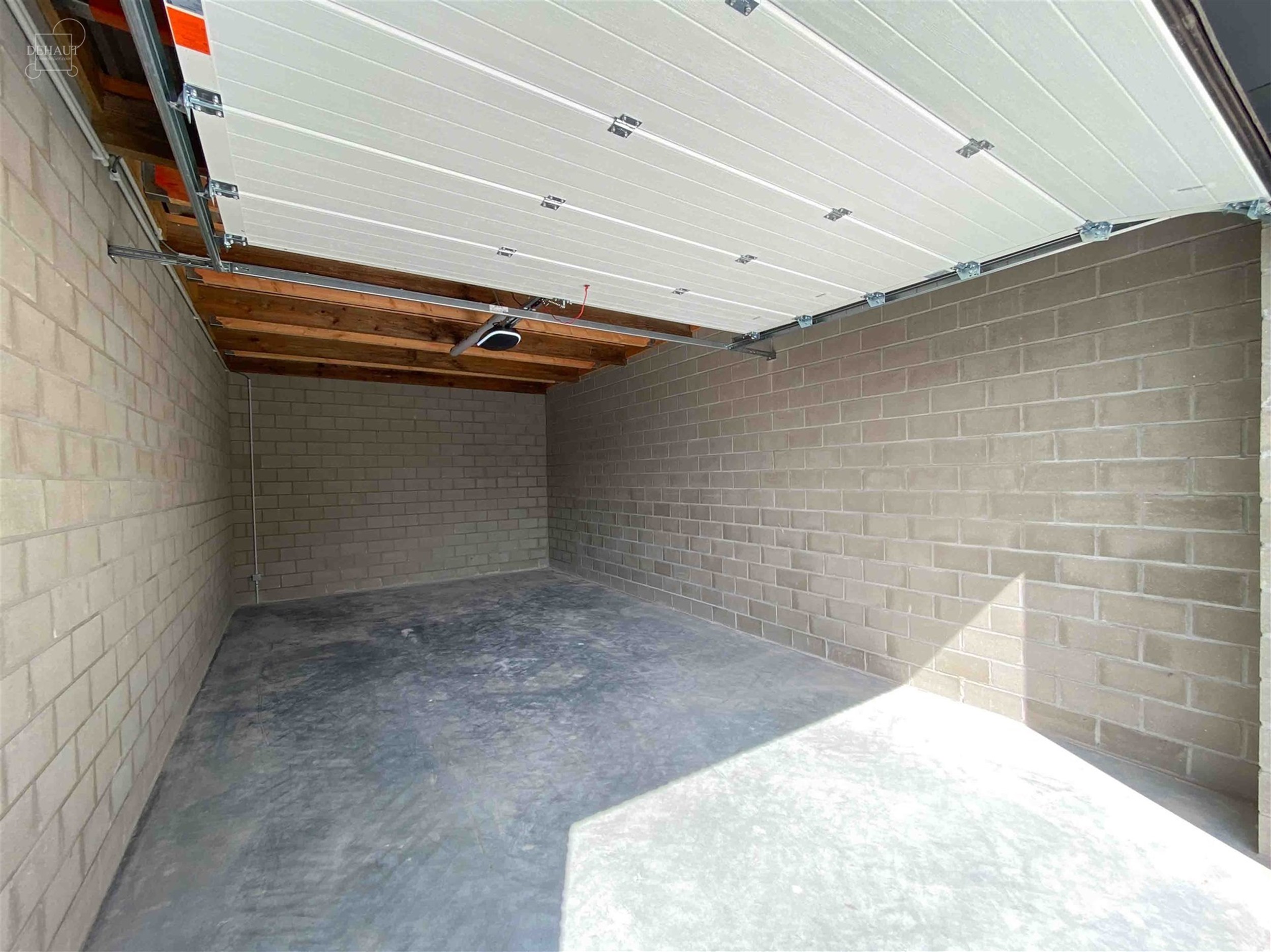 Très bel appartement duplex au premier étage d'un immeuble entièrement rénové en 2024. Propose un hall d'entrée desservant un joli séjour, une ...