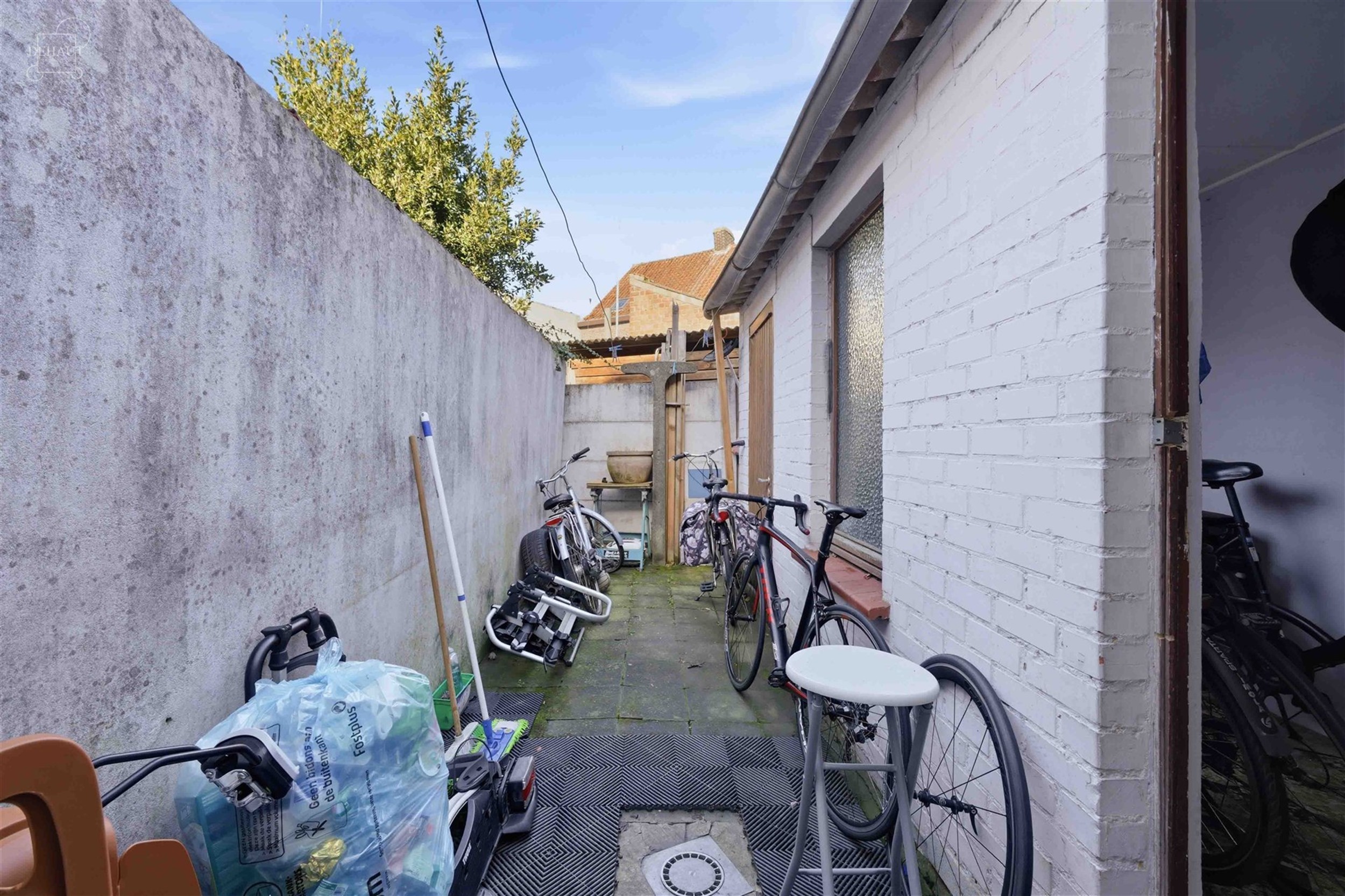 Maison de ville disposant d'un salon, un séjour, une cuisine, une véranda, un WC indépendant, une salle de bain avec baignoire et WC supplémentair...