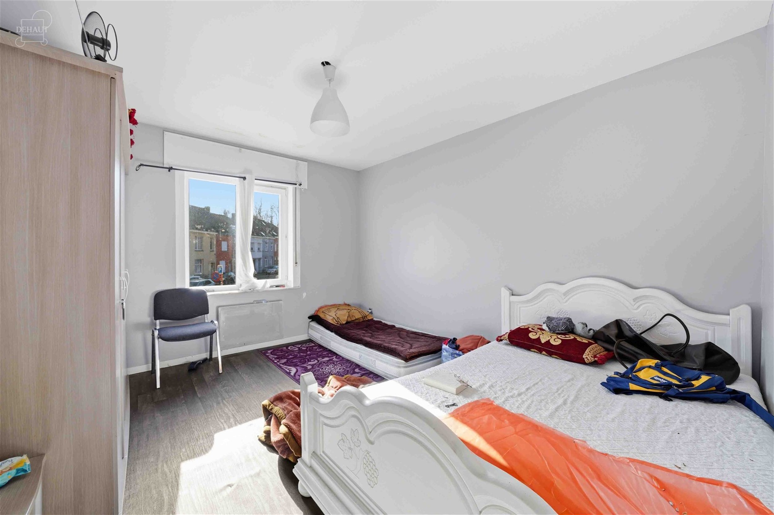 Maison de ville disposant d'un salon, un séjour, une cuisine, une véranda, un WC indépendant, une salle de bain avec baignoire et WC supplémentair...