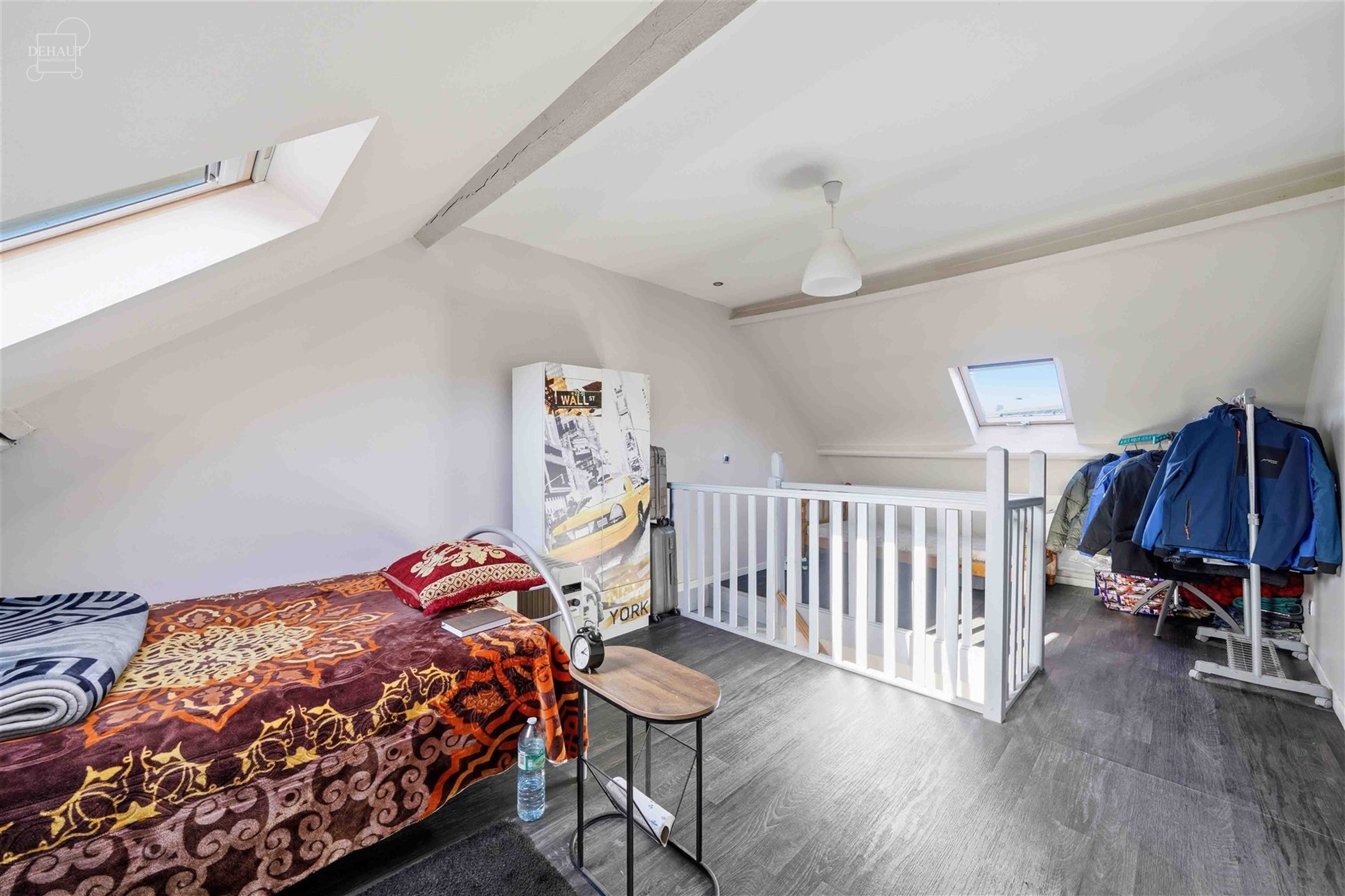 Maison de ville disposant d'un salon, un séjour, une cuisine, une véranda, un WC indépendant, une salle de bain avec baignoire et WC supplémentair...