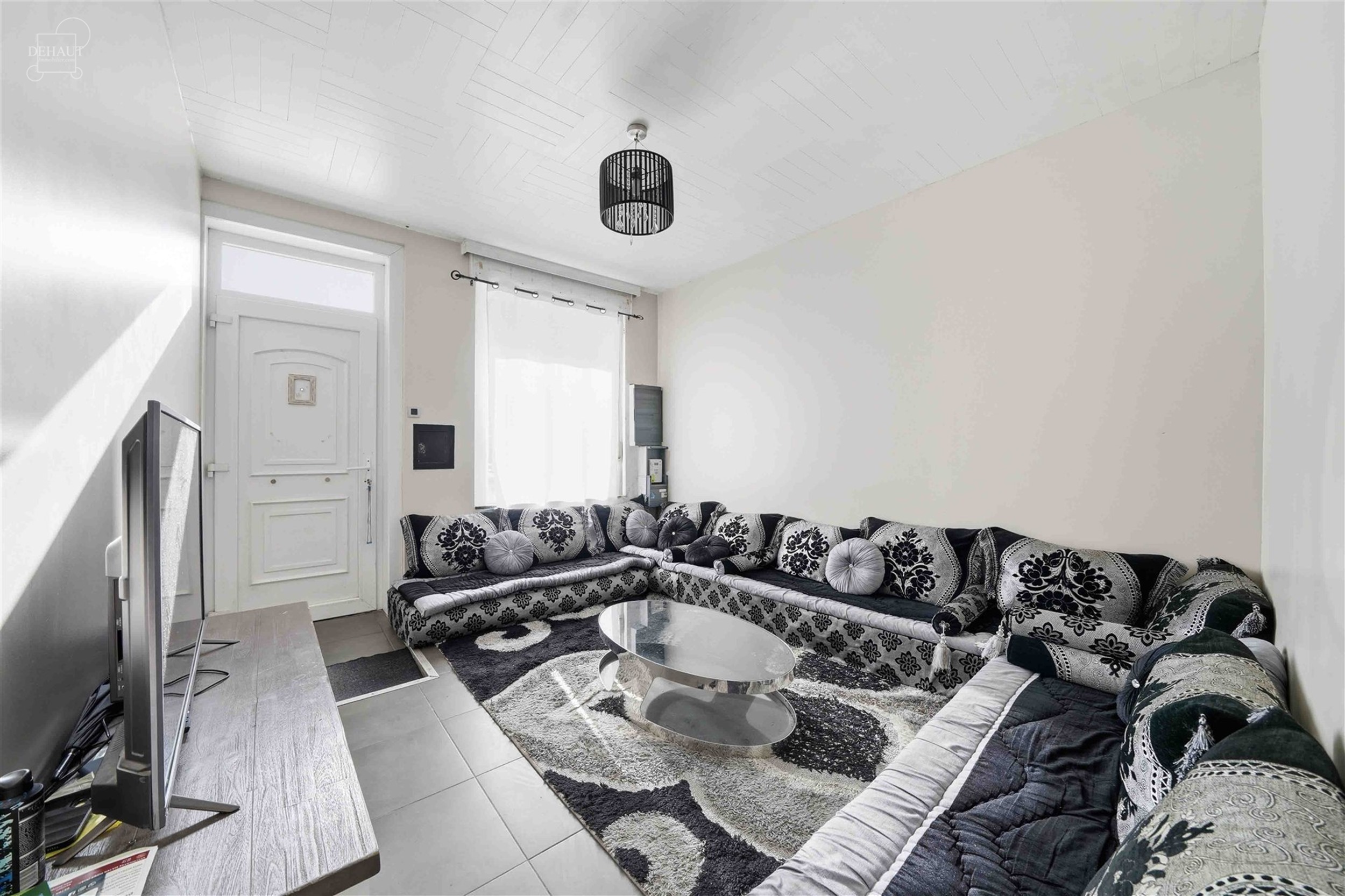 Maison de ville disposant d'un salon, un séjour, une cuisine, une véranda, un WC indépendant, une salle de bain avec baignoire et WC supplémentair...