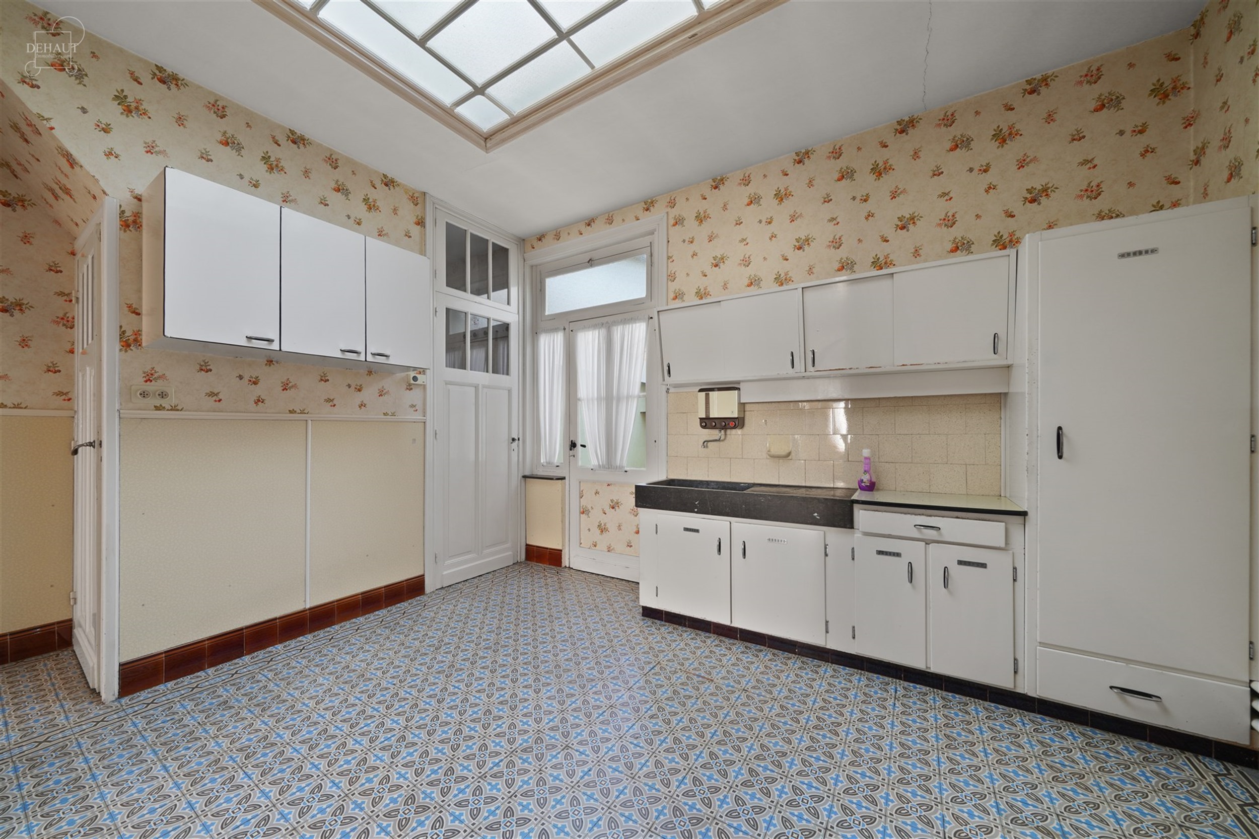 Charmant dorpshuis dat gerenoveerd moet worden. Heeft een mooie open woonruimte met keuken van ongeveer 45m², een serre die toegang geeft tot een bad...