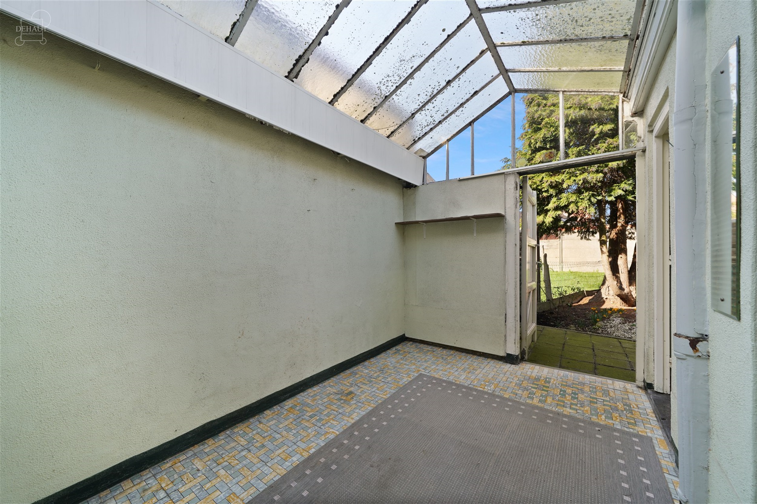 Charmant dorpshuis dat gerenoveerd moet worden. Heeft een mooie open woonruimte met keuken van ongeveer 45m², een serre die toegang geeft tot een bad...