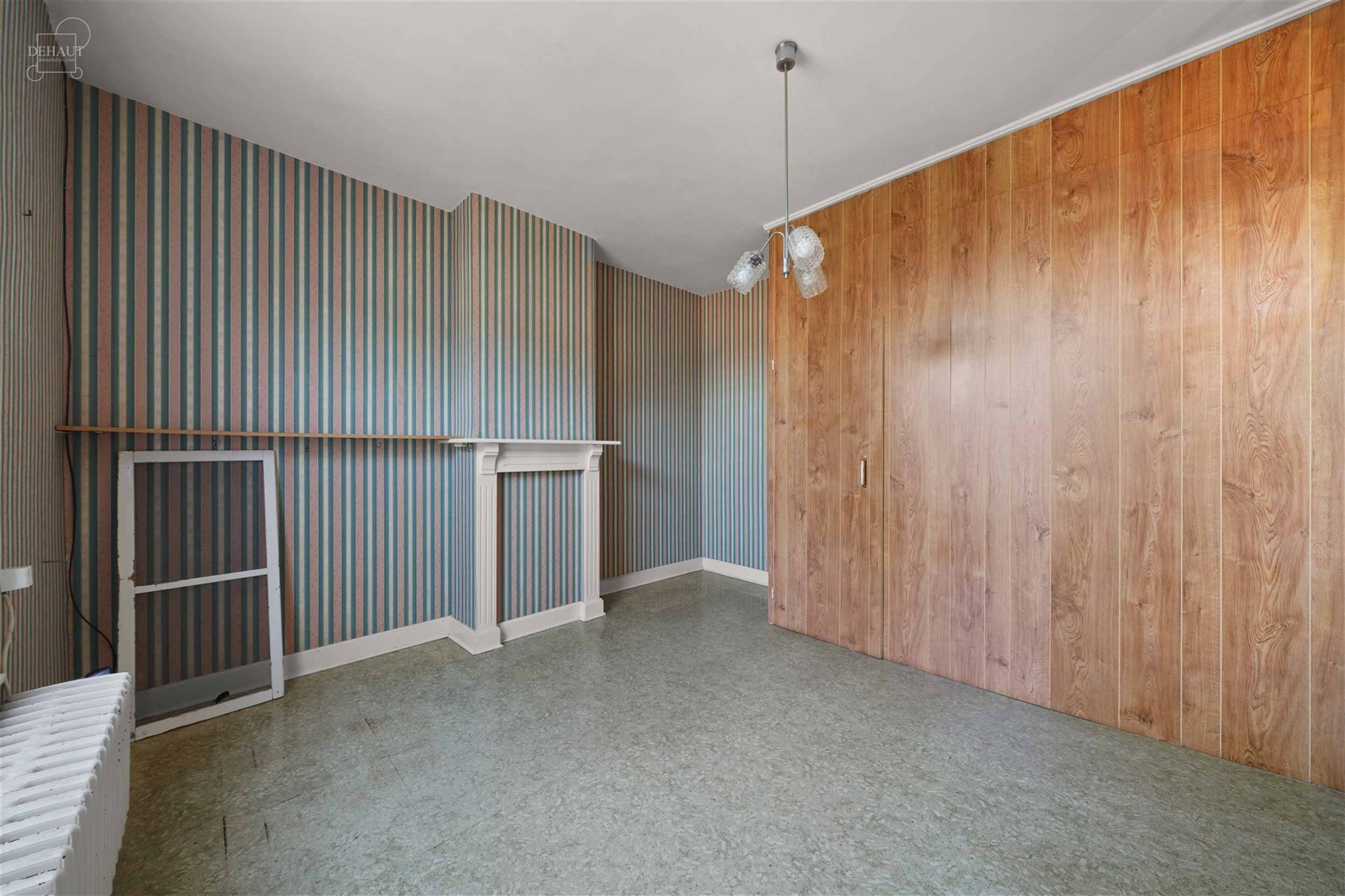 Charmant dorpshuis dat gerenoveerd moet worden. Heeft een mooie open woonruimte met keuken van ongeveer 45m², een serre die toegang geeft tot een bad...