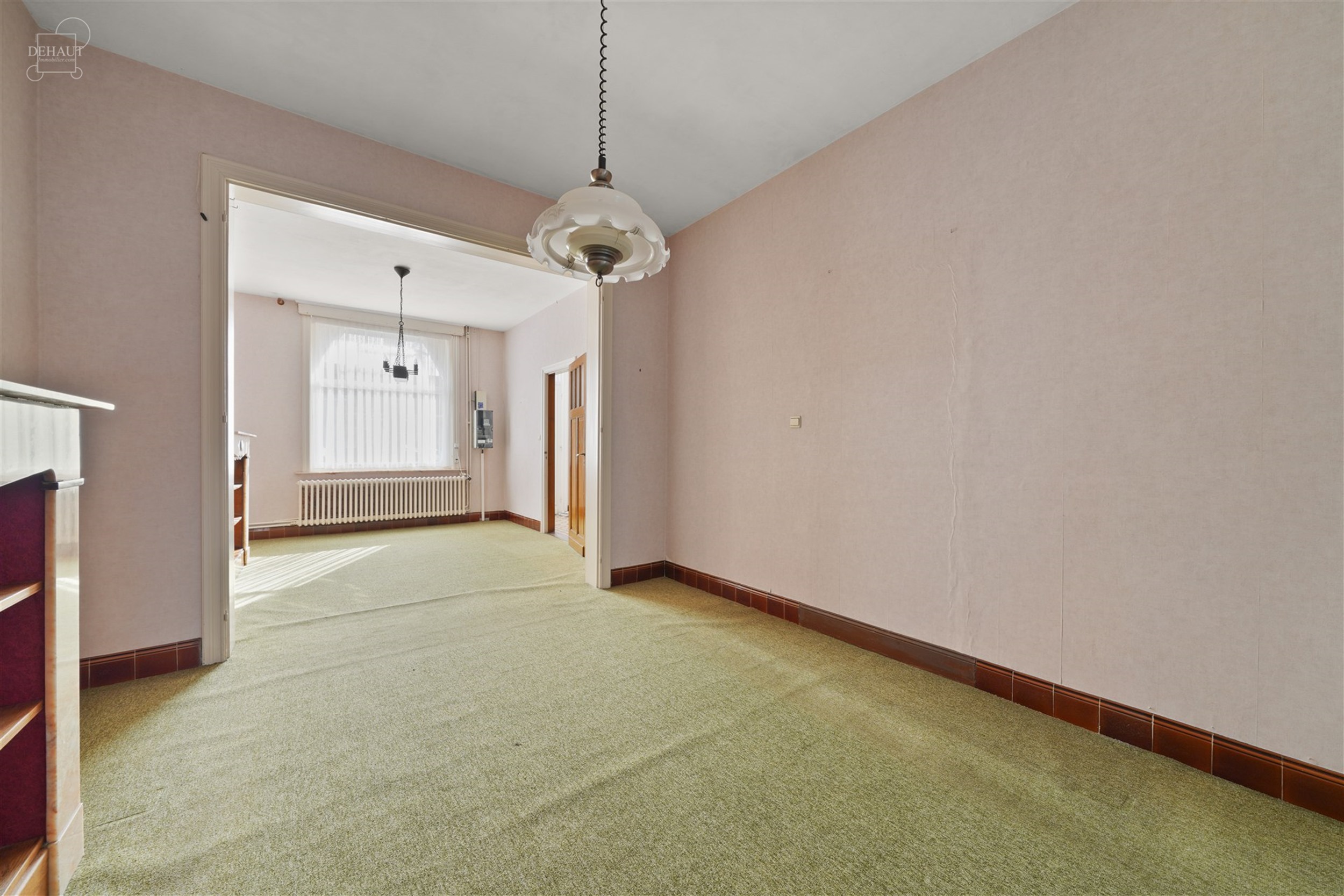 Charmant dorpshuis dat gerenoveerd moet worden. Heeft een mooie open woonruimte met keuken van ongeveer 45m², een serre die toegang geeft tot een bad...