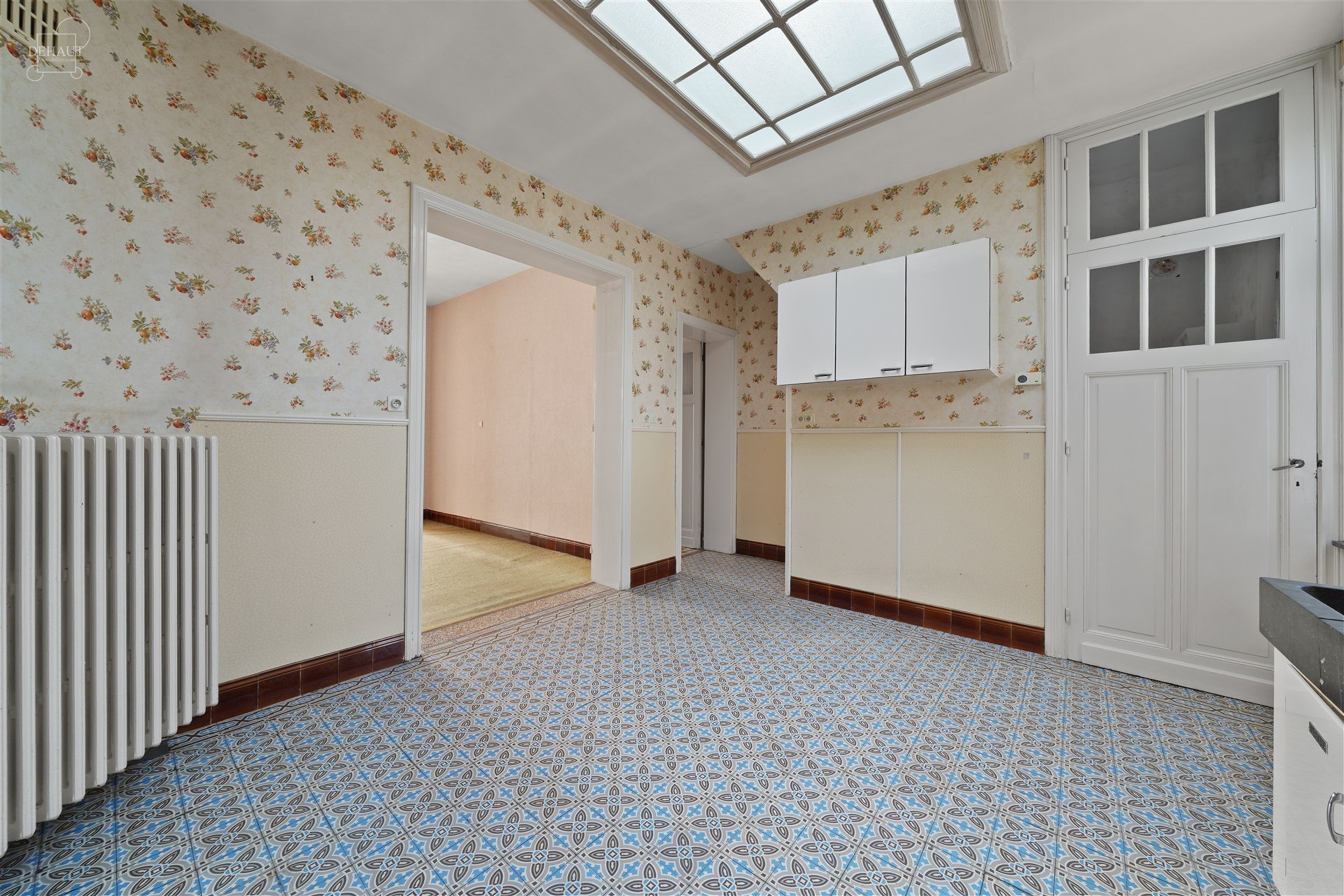 Charmant dorpshuis dat gerenoveerd moet worden. Heeft een mooie open woonruimte met keuken van ongeveer 45m², een serre die toegang geeft tot een bad...