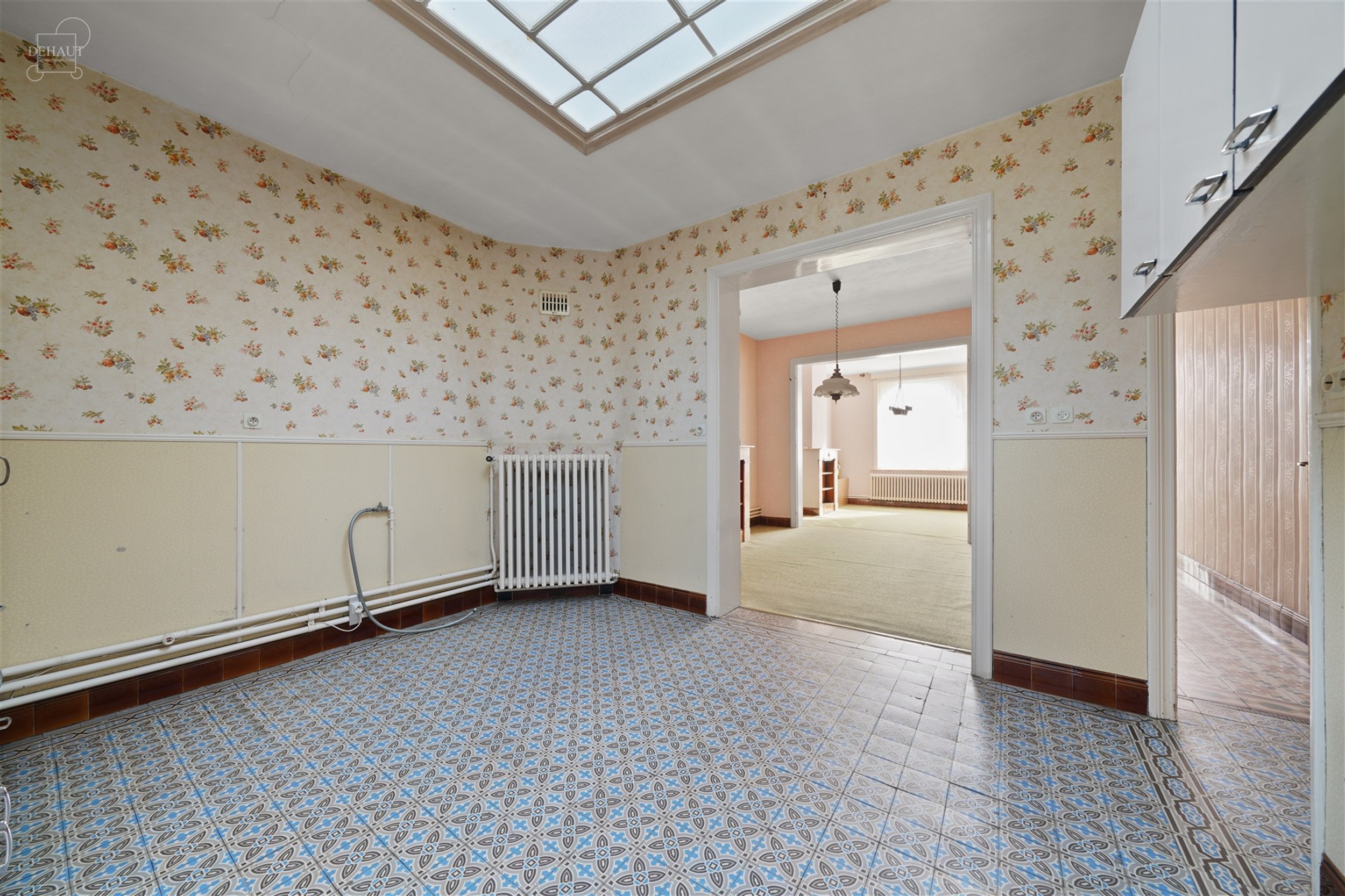 Charmant dorpshuis dat gerenoveerd moet worden. Heeft een mooie open woonruimte met keuken van ongeveer 45m², een serre die toegang geeft tot een bad...
