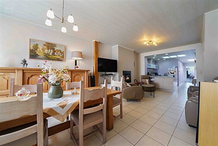 Zeer aantrekkelijk dorpshuis bestaande uit een inkomhal, lichte woonkamer, ingerichte keuken, badkamer, apart toilet, bijkeuken en 3 slaapkamers. Aant...