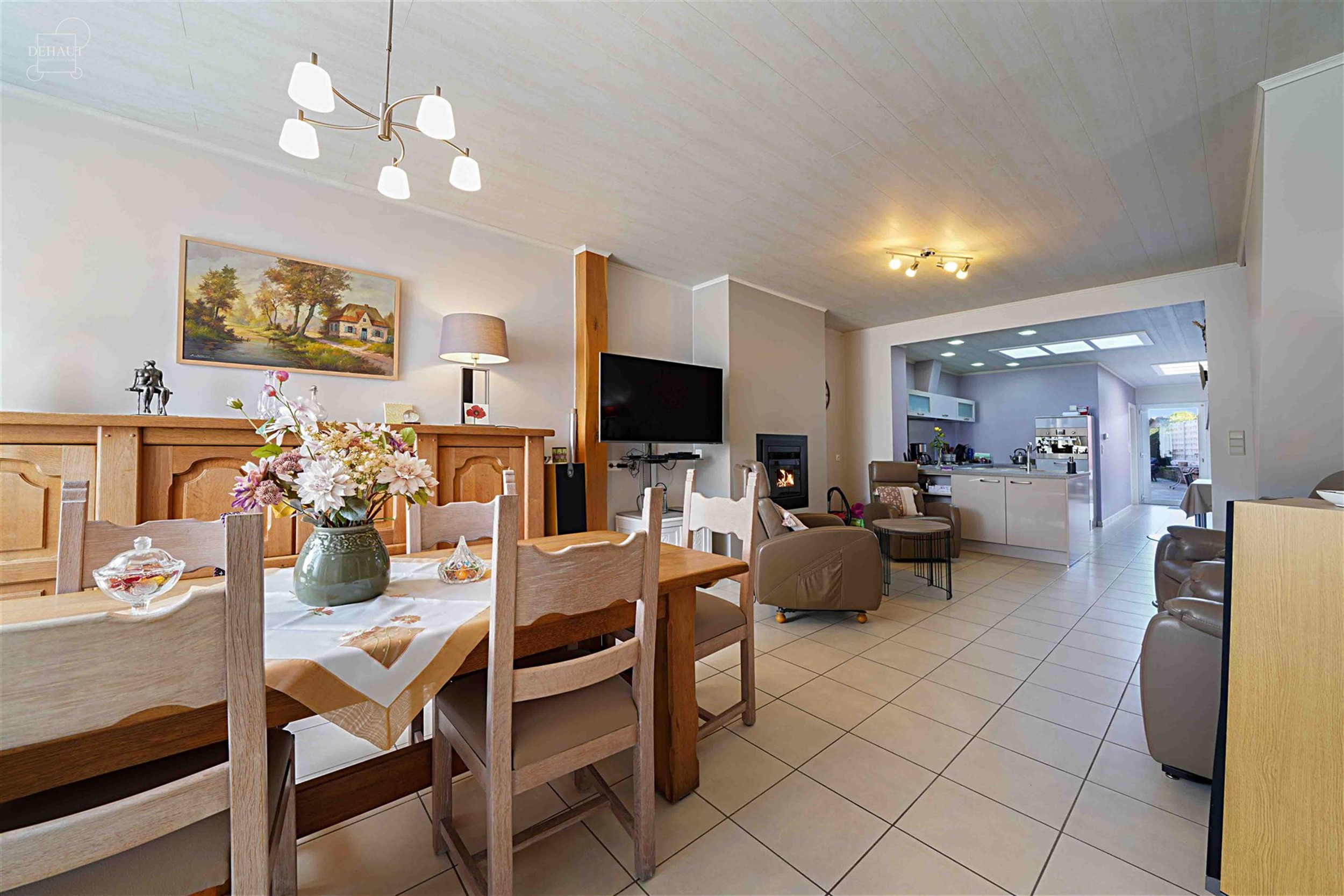 Très jolie maison de ville comprenant un hall d'entrée, un lumineux séjour, une cuisine équipée, une salle de bain, un WC indépendant, une buand...