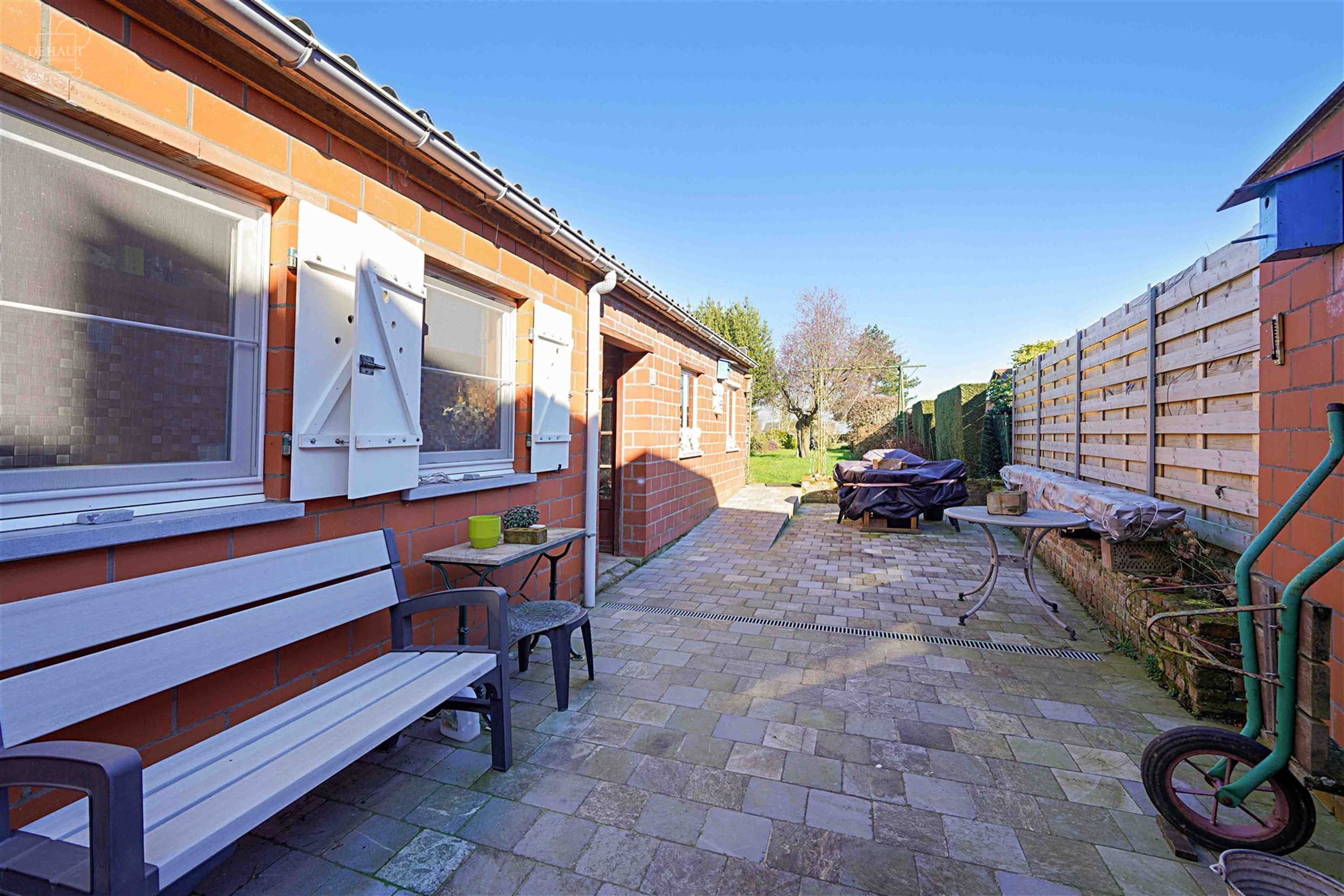 Très jolie maison de ville comprenant un hall d'entrée, un lumineux séjour, une cuisine équipée, une salle de bain, un WC indépendant, une buand...