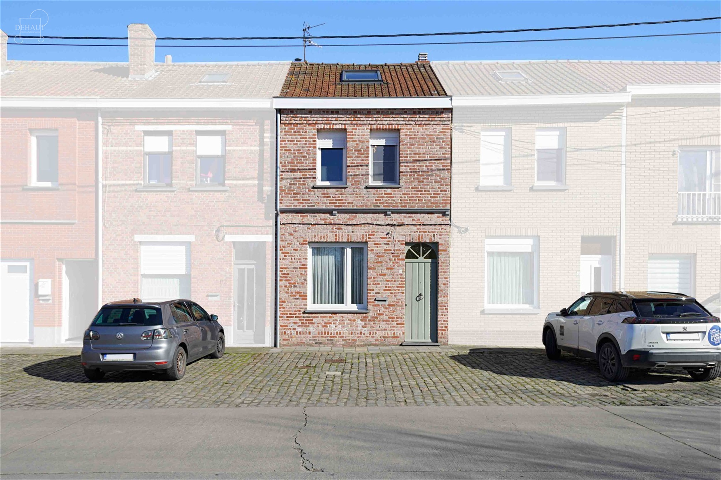 Très jolie maison de ville comprenant un hall d'entrée, un lumineux séjour, une cuisine équipée, une salle de bain, un WC indépendant, une buand...